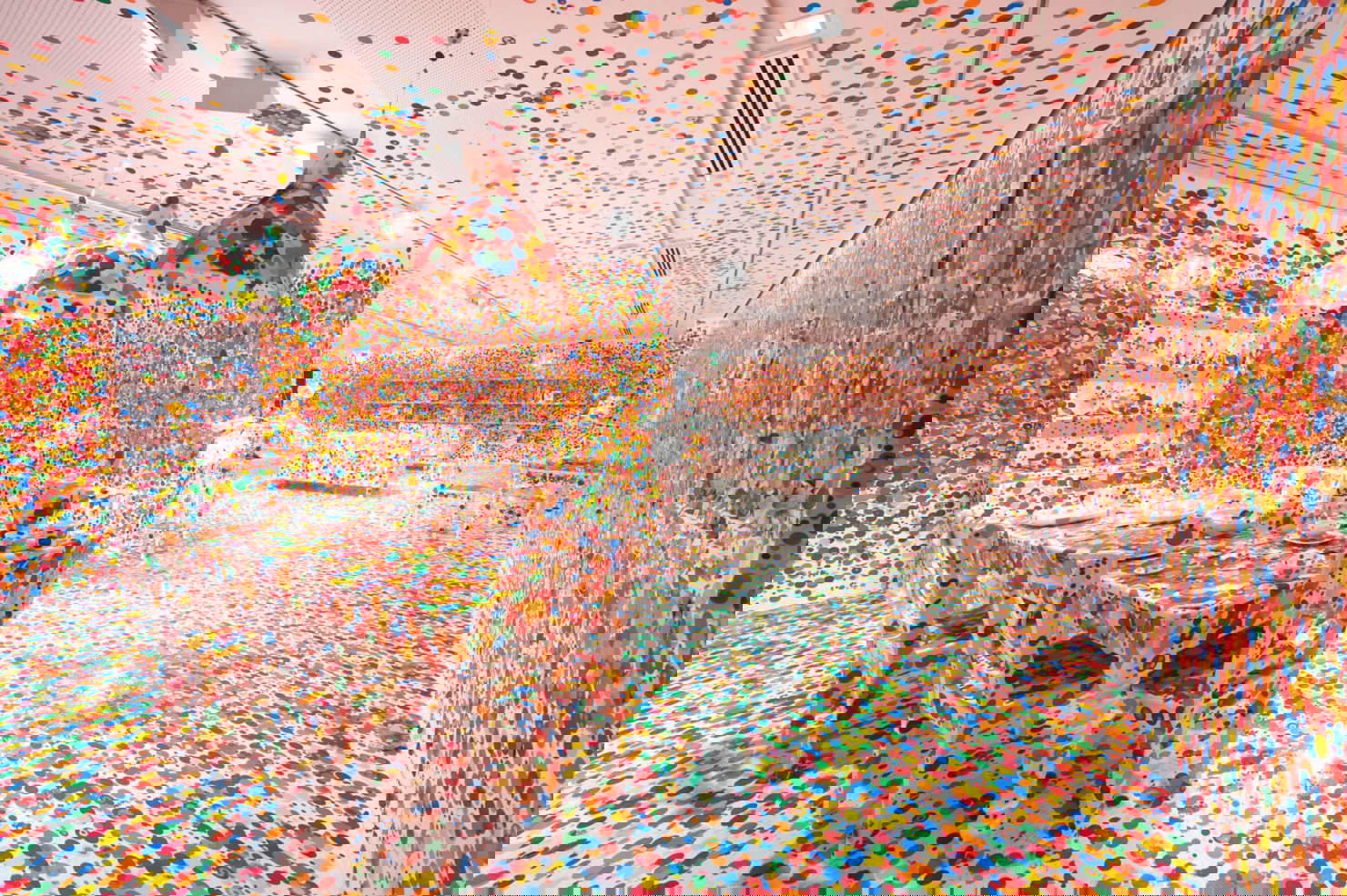 Yayoi Kusama, Obliteration Room (2002; muebles, pintura y pegatinas de lunares; Brisbane, Queensland Art Gallery). Foto: QAGOMA Photography Yayoi Kusama, Obliteration Room (2002; muebles, pintura y pegatinas de lunares; Brisbane, Queensland Art Gallery). Foto: QAGOMA Photography