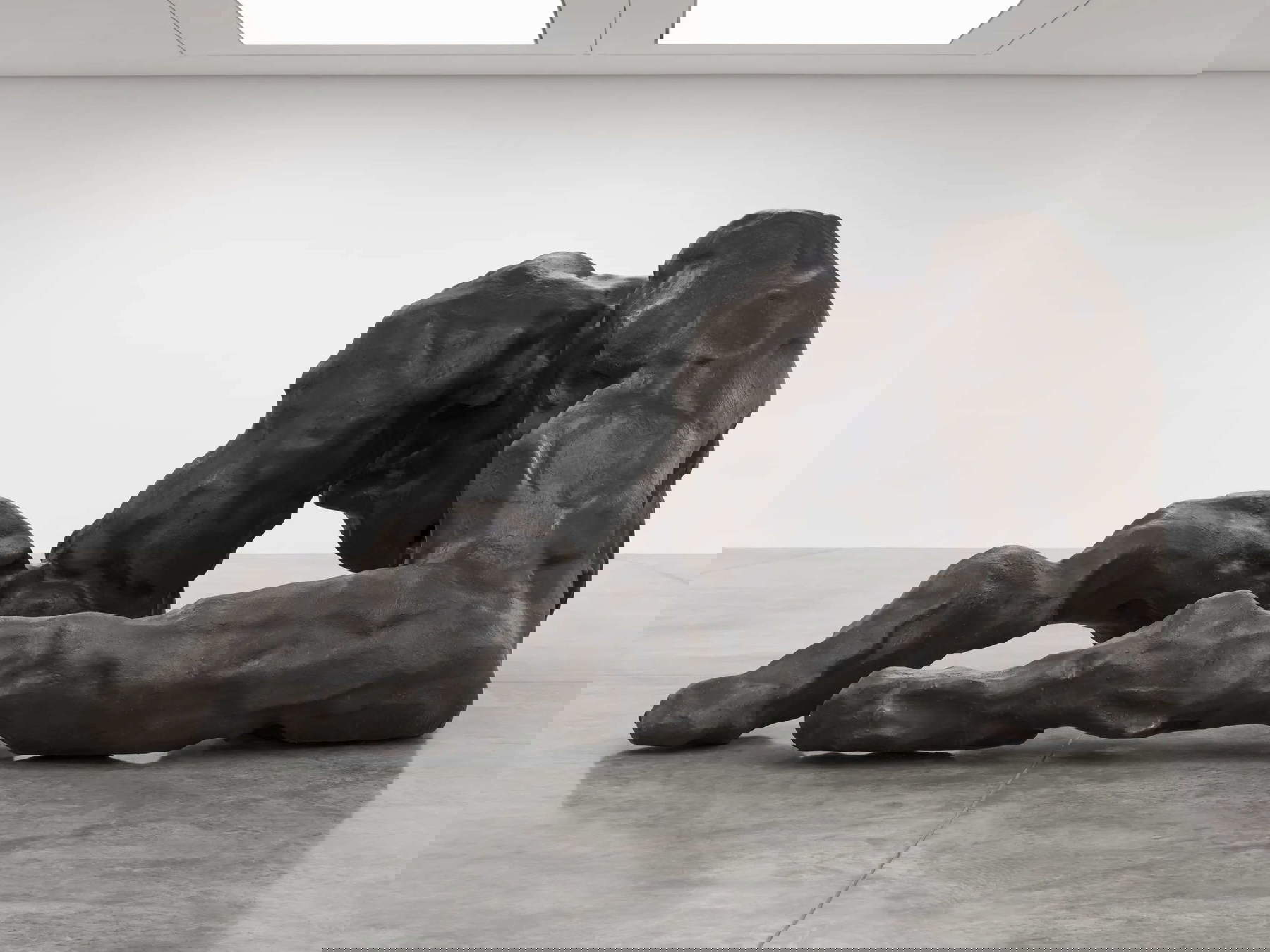 Tracey Emin, I Followed You To The End (2024 ; bronze patiné, 260 × 690 × 393 cm ; Wassenaar, Museum Voorlinden) Tracey Emin, I Followed You To The End (2024 ; bronze patiné, 260 × 690 × 393 cm ; Wassenaar, Museum Voorlinden)