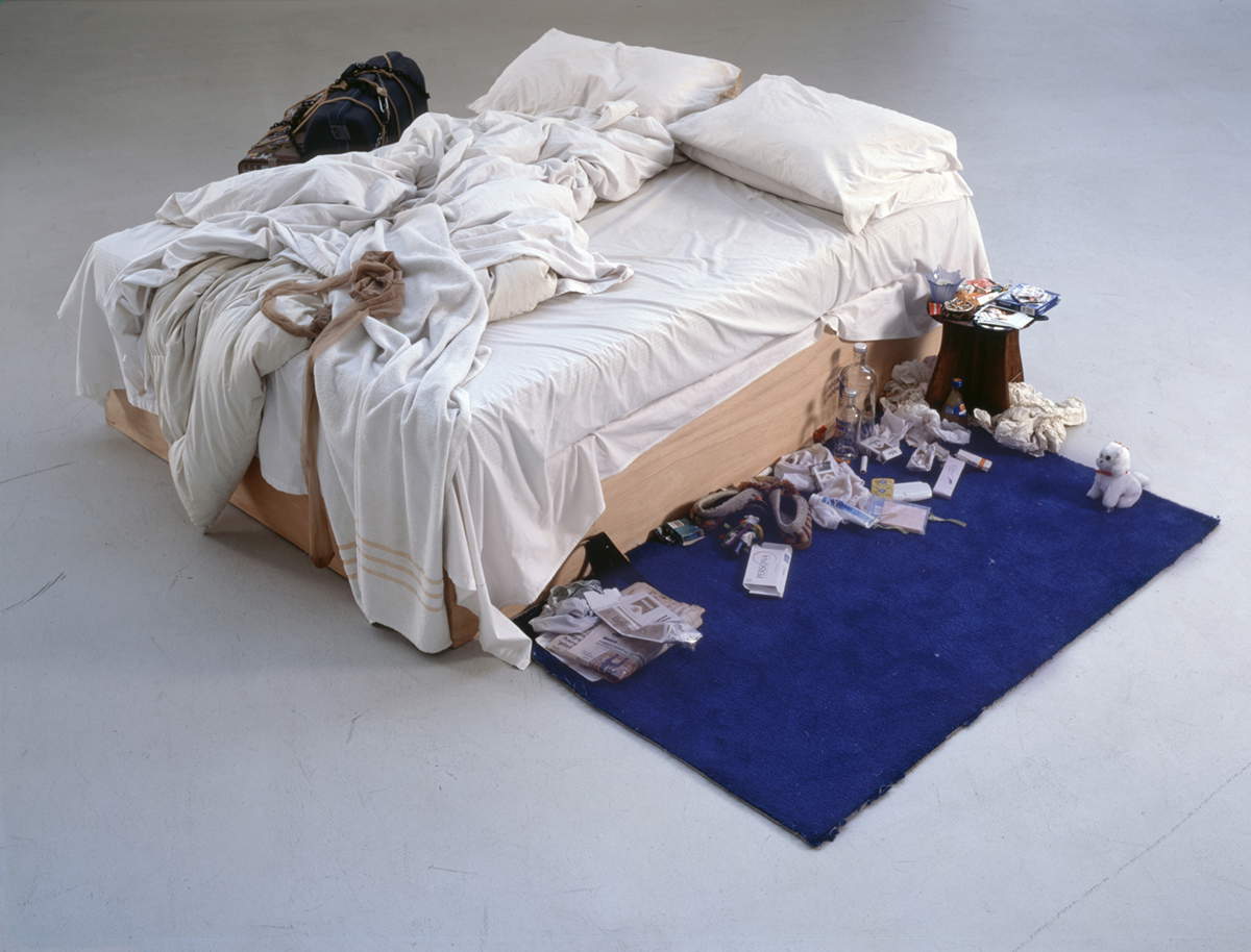Tracey Emin, My Bed (1998 ; matelas, draps, oreillers, cordes, objets, 79 x 211 x 234 cm) Tracey Emin, My Bed (1998 ; matelas, draps, oreillers, cordes, objets, 79 x 211 x 234 cm)