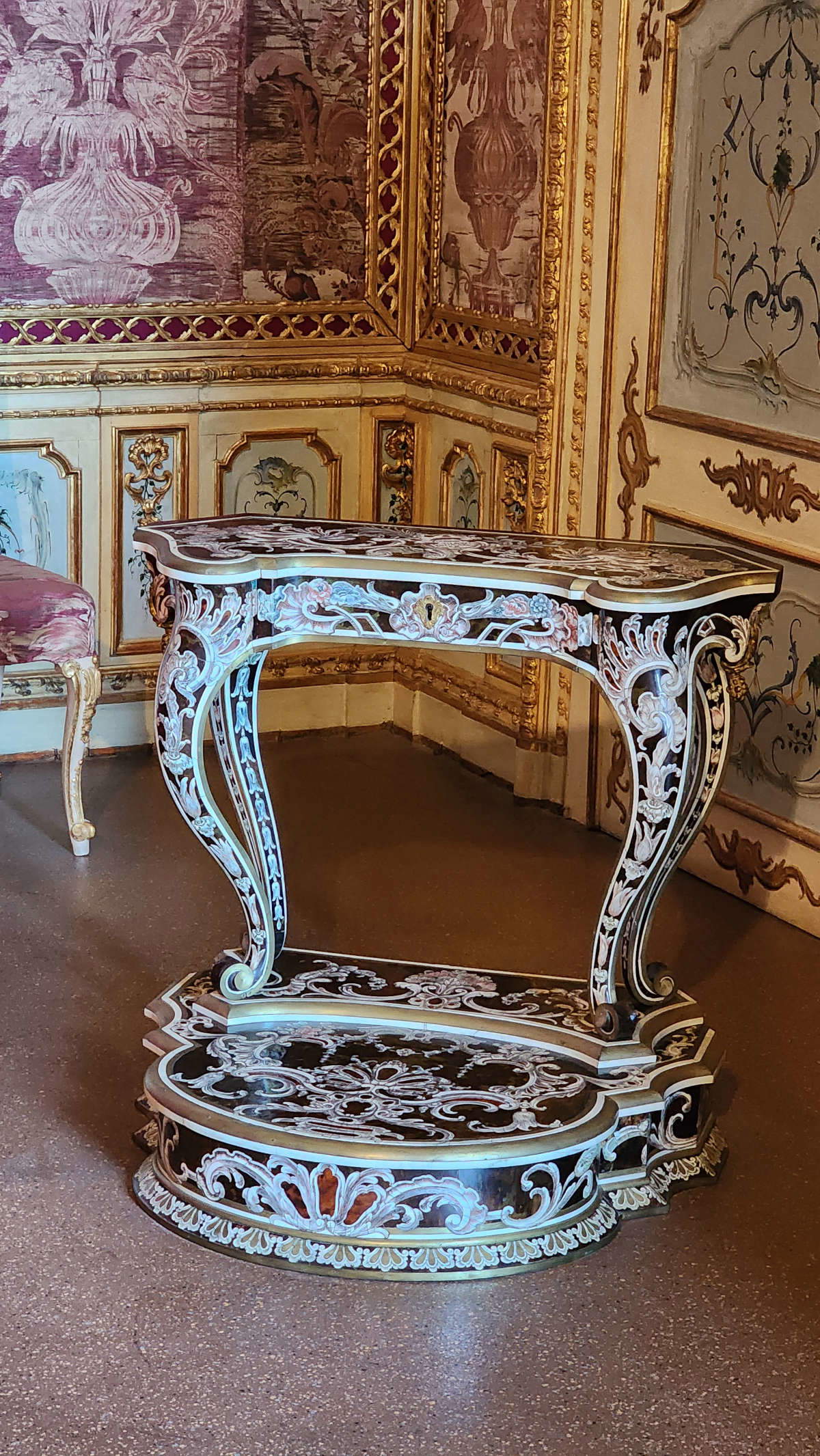 Inginocchiatoio di Pietro Piffetti nella Camera della Regina Inginocchiatoio di Pietro Piffetti nella Camera della Regina