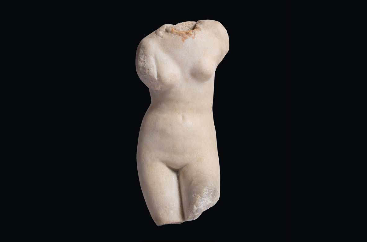 Griechische Kunst, späthellenistischer weiblicher Torsetto aus der Sammlung Mantova Benavides (mittlere Jahrzehnte des 2. Jahrhunderts v. Chr.; Marmorskulptur, maximale Höhe 28 cm, maximale Breite an den Schultern 13,5 cm; Padua, Museo di Scienze Archeologiche e d'Arte dell'Università degli Studi di Padova, inv. 5973) Griechische Kunst, späthellenistischer weiblicher Torsetto aus der Sammlung Mantova Benavides (mittlere Jahrzehnte des 2. Jahrhunderts v. Chr.; Marmorskulptur, maximale Höhe 28 cm, maximale Breite an den Schultern 13,5 cm; Padua, Museo di Scienze Archeologiche e d'Arte dell'Università degli Studi di Padova, inv. 5973)