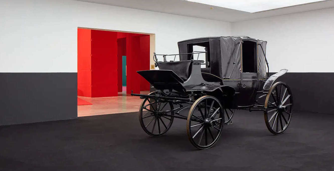 Gino De Dominicis, Mozzarella in carrozza (1968-1970; carrozza d’epoca, mozzarella, cartellino, 210 x 174 x 360 cm; Collezione Cattelani). Su concessione di Fondazione Tomassoni, Archivio Gino De Dominicis © Gino De Dominicis, By SIAE 2025 Gino De Dominicis, Mozzarella in carrozza (1968-1970; carrozza d’epoca, mozzarella, cartellino, 210 x 174 x 360 cm; Collezione Cattelani). Su concessione di Fondazione Tomassoni, Archivio Gino De Dominicis © Gino De Dominicis, By SIAE 2025