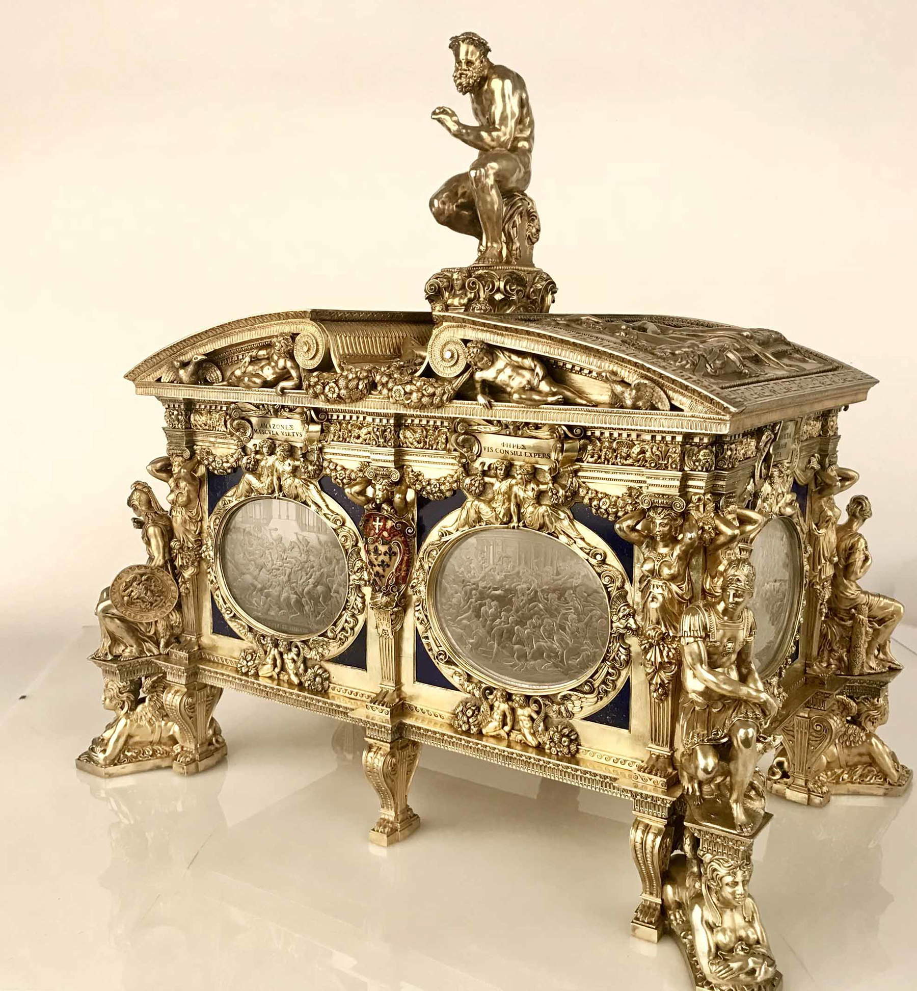 Manno di Bastiano Sbarri e Giovanni Bernardi, Cassetta Farnese (1543-1561; plata dorada, repujada y fundida, lapislázuli, esmalte y seis cristales de roca tallados; Nápoles, Museo e Real Bosco di Capodimonte, inv. AM10507) Manno di Bastiano Sbarri e Giovanni Bernardi, Cassetta Farnese (1543-1561; plata dorada, repujada y fundida, lapislázuli, esmalte y seis cristales de roca tallados; Nápoles, Museo e Real Bosco di Capodimonte, inv. AM10507)