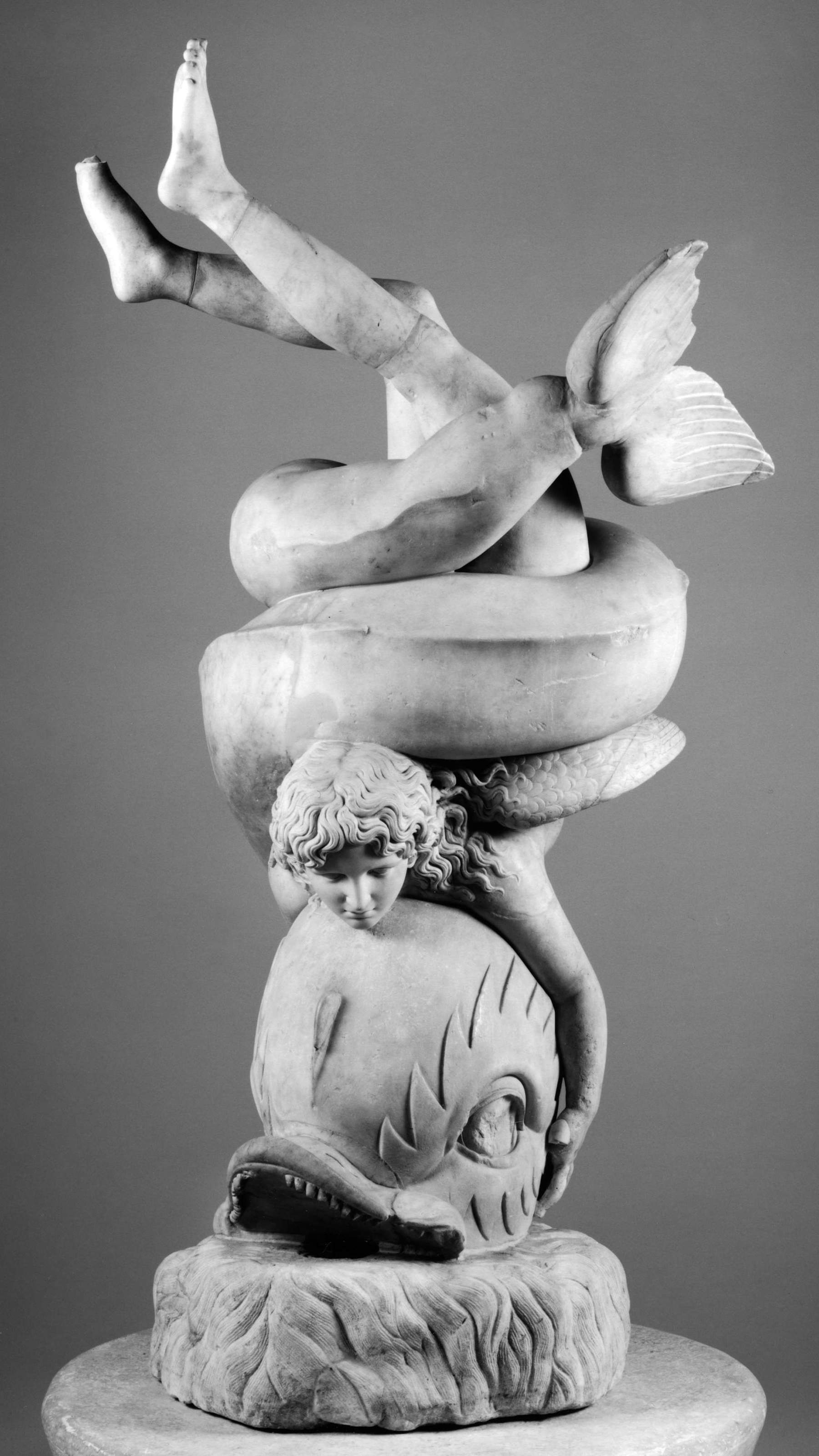 Eros con delfín (época imperial; mármol, 175 x 60 x 75 cm; Nápoles, Museo Arqueológico Nacional). Por concesión del Ministerio de Cultura - Museo Arqueológico Nacional de Nápoles - foto de Luigi Spina Eros con delfín (época imperial; mármol, 175 x 60 x 75 cm; Nápoles, Museo Arqueológico Nacional). Por concesión del Ministerio de Cultura - Museo Arqueológico Nacional de Nápoles - foto de Luigi Spina