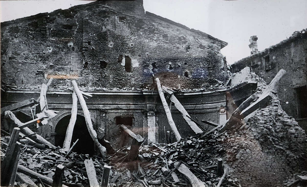 La Iglesia del Espíritu Santo tras el bombardeo