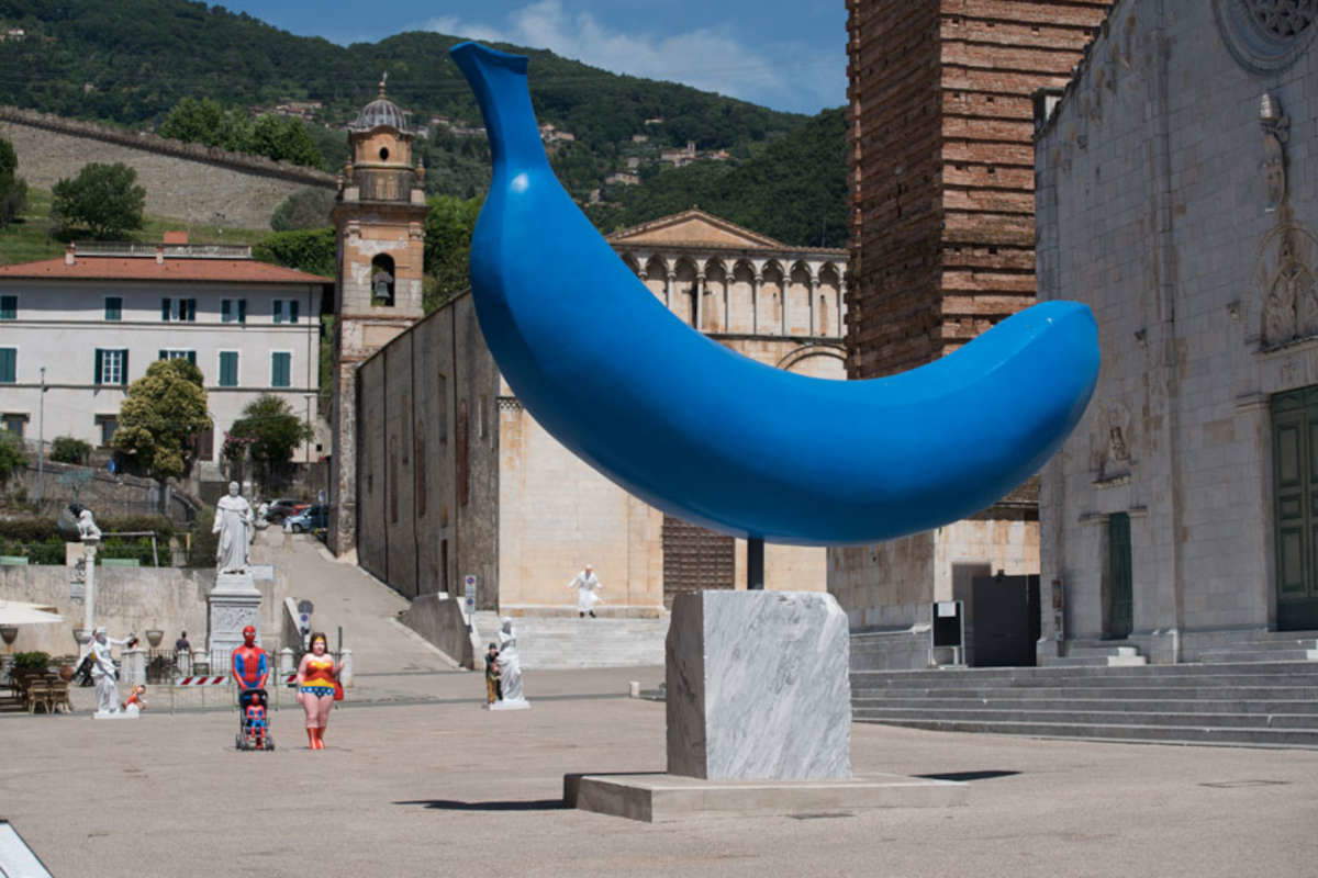 Giuseppe Veneziano, The Blue Banana (2021; resin, steel, and acrylic, 800 x 100 x 450 cm) Giuseppe Veneziano, The Blue Banana (2021; resin, steel, and acrylic, 800 x 100 x 450 cm)