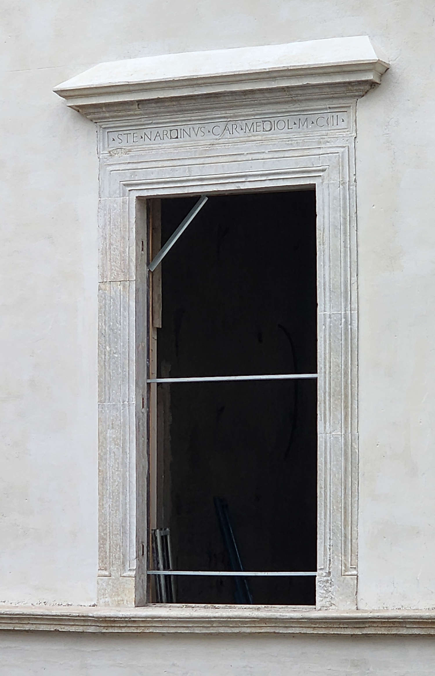 Ventana con el nombre del cardenal Stefano Nardini Ventana con el nombre del cardenal Stefano Nardini