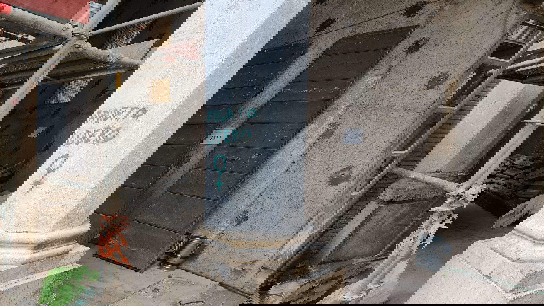 Escritos de la época en que el edificio albergaba la Casa Internacional de la Mujer Escritos de la época en que el edificio albergaba la Casa Internacional de la Mujer