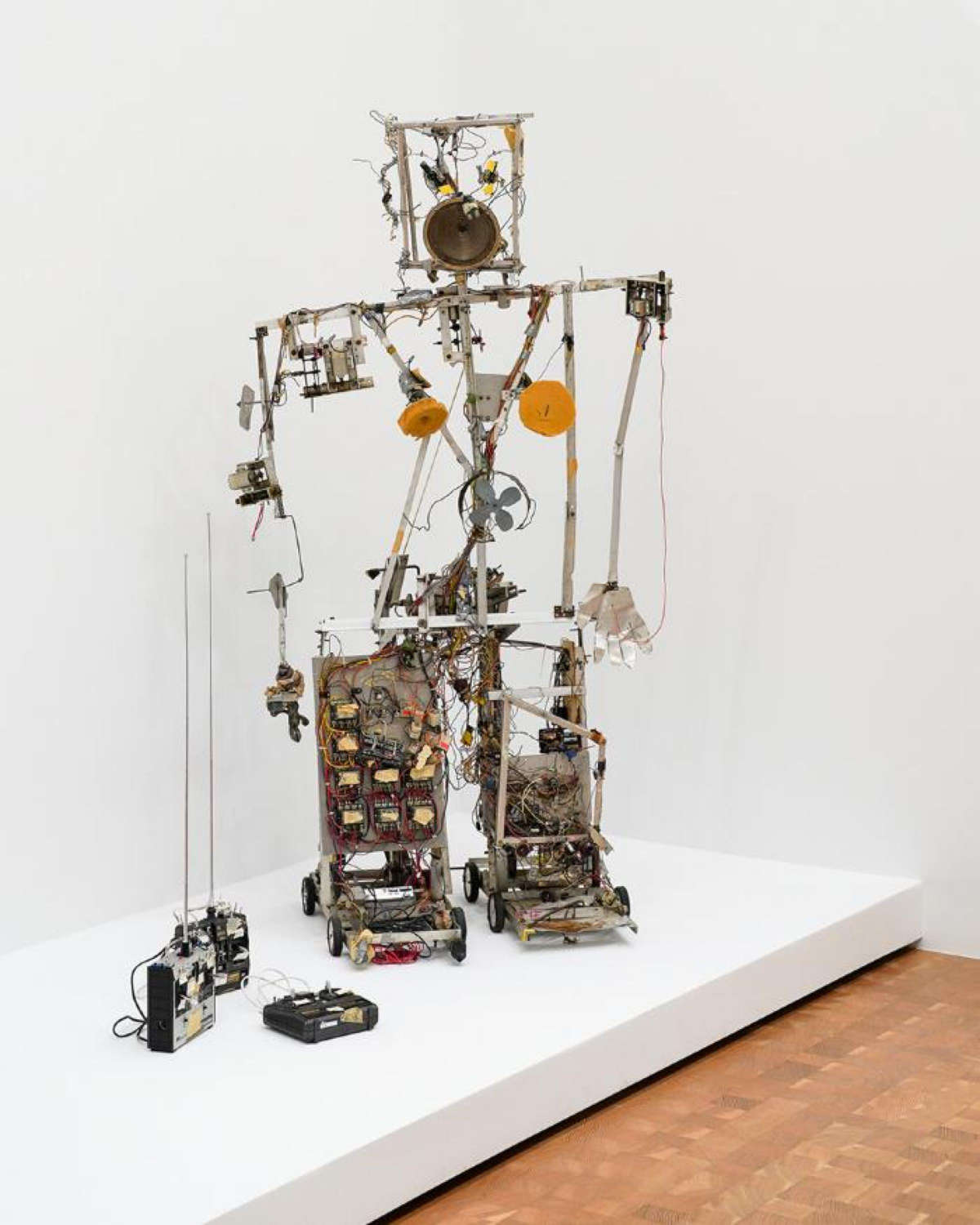 Nam June Paik, Roboter K-456 (1963-1964; Aluminium, Draht, Holz, elektrische Teile, Schaumstoff und Steuereinheit, 182,88 x 102,87 x 72,07 cm) © Nam June Paik Estate / Gladstone Gallery Nam June Paik, Roboter K-456 (1963-1964; Aluminium, Draht, Holz, elektrische Teile, Schaumstoff und Steuereinheit, 182,88 x 102,87 x 72,07 cm) © Nam June Paik Estate / Gladstone Gallery