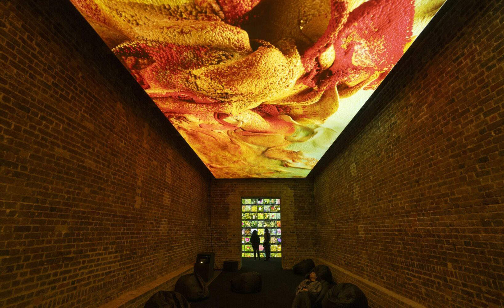 Refik Anadol, Echoes of the Earth: Living Archive (2024). Installationsansicht, London, Serpentine North. Foto: Hugo Glendinning. Mit freundlicher Genehmigung von Refik Anadol Studio und Serpentine Refik Anadol, Echoes of the Earth: Living Archive (2024). Installationsansicht, London, Serpentine North. Foto: Hugo Glendinning. Mit freundlicher Genehmigung von Refik Anadol Studio und Serpentine