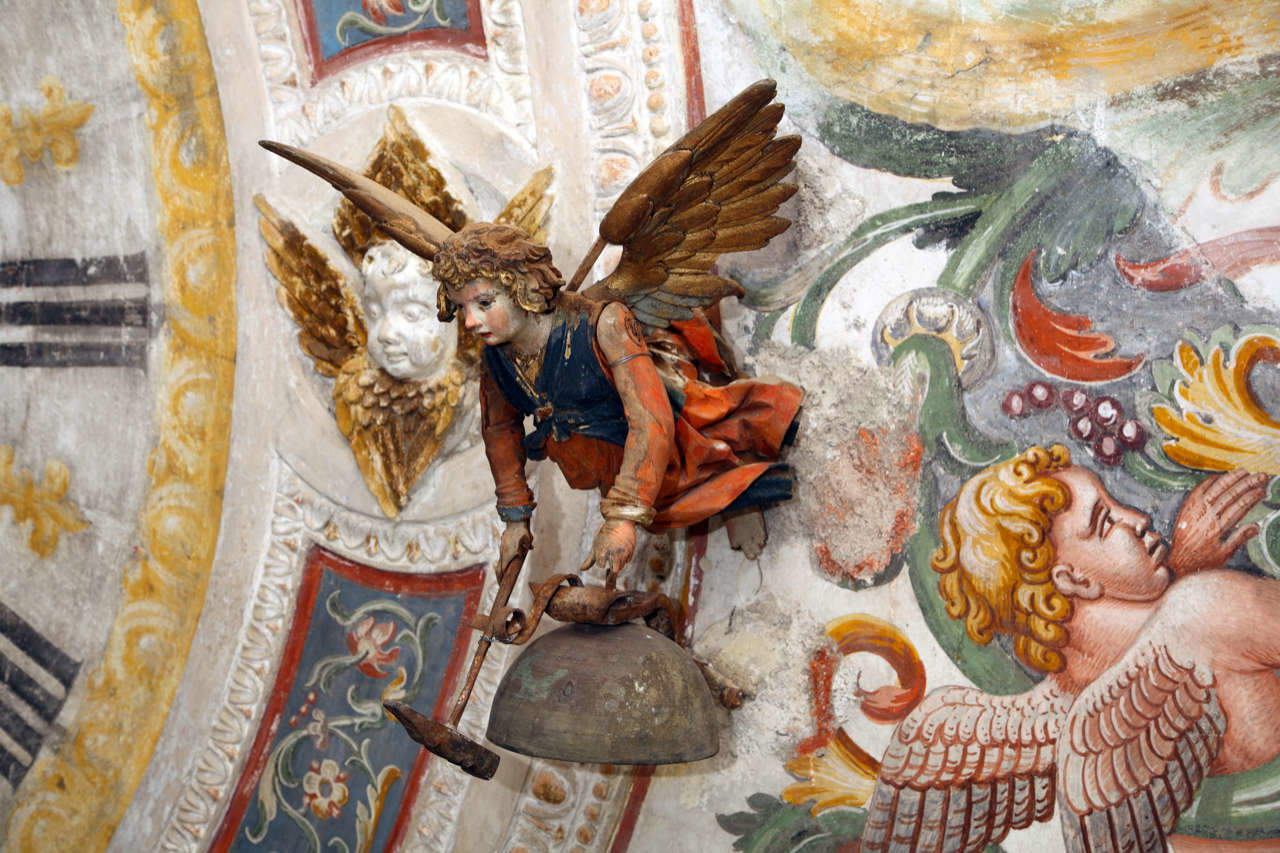 Der Engel der Zeitmessung des Klosters von Polirone. Hauptkirche, südlicher Querschiffsflügel, bemalter Holzautomat. Foto: Carlo Perini