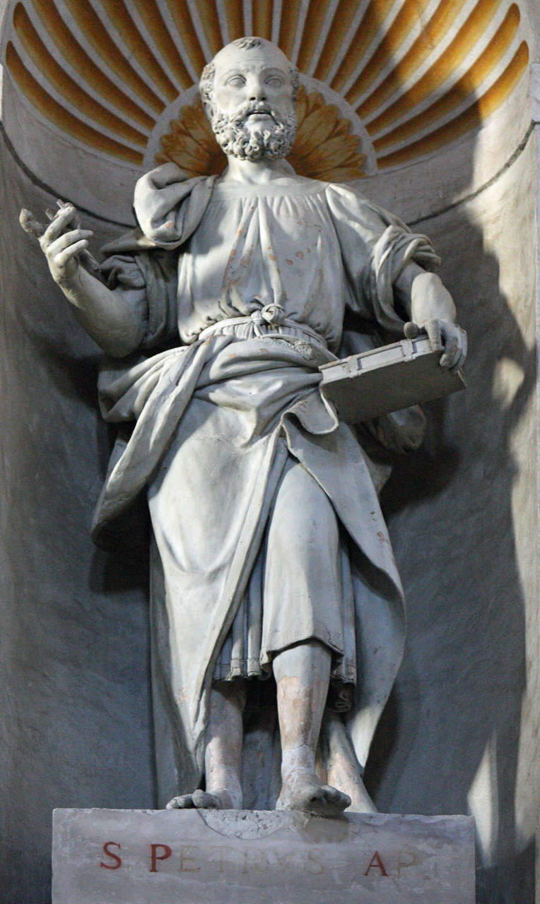 Der große Vitalismus, der das Atrium und die Basilika durchdringt, ist auch auf die kontinuierliche Bekrönung der Statuen von Antonio Begarelli zurückzuführen, der sie bei mehreren Gelegenheiten um die Mitte des 16. Hier die majestätische Figur des Heiligen Petrus. Foto: Carlo Perini
