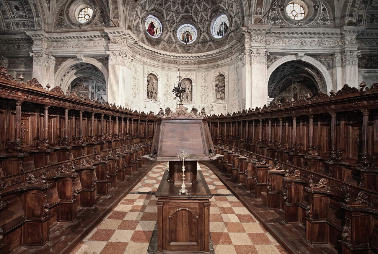 Imposant und feierlich ist die Präsenz des Chors, ein Werk von Giovanni Maria Piantavigna aus der zweiten Hälfte des 16. Jahrhunderts. Das hölzerne Meisterwerk scheint den unaufhörlichen Gesang der Benediktinermönche fast hörbar zu machen. Foto: Carlo Perini