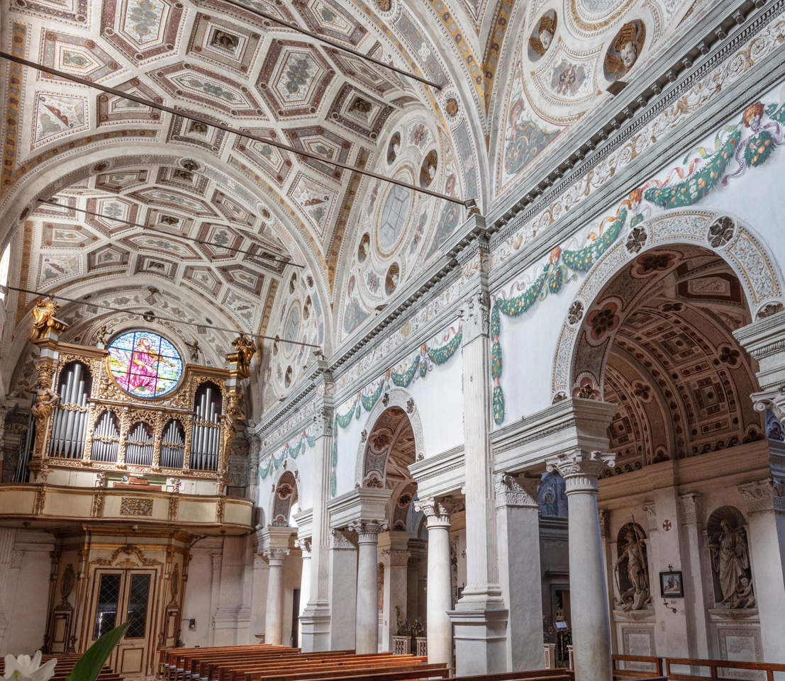 Das Innere der Basilika, wie es sich heute, nach der letzten Restaurierung, darstellt. Der römische Impetus ist außergewöhnlich und wird durch die doppelte Anordnung der Serlianen und der korinthischen Sockel unterstrichen. Die gigantischen Spiegel, verkettet und beweglich, antworten darauf. Foto: Carlo Perini