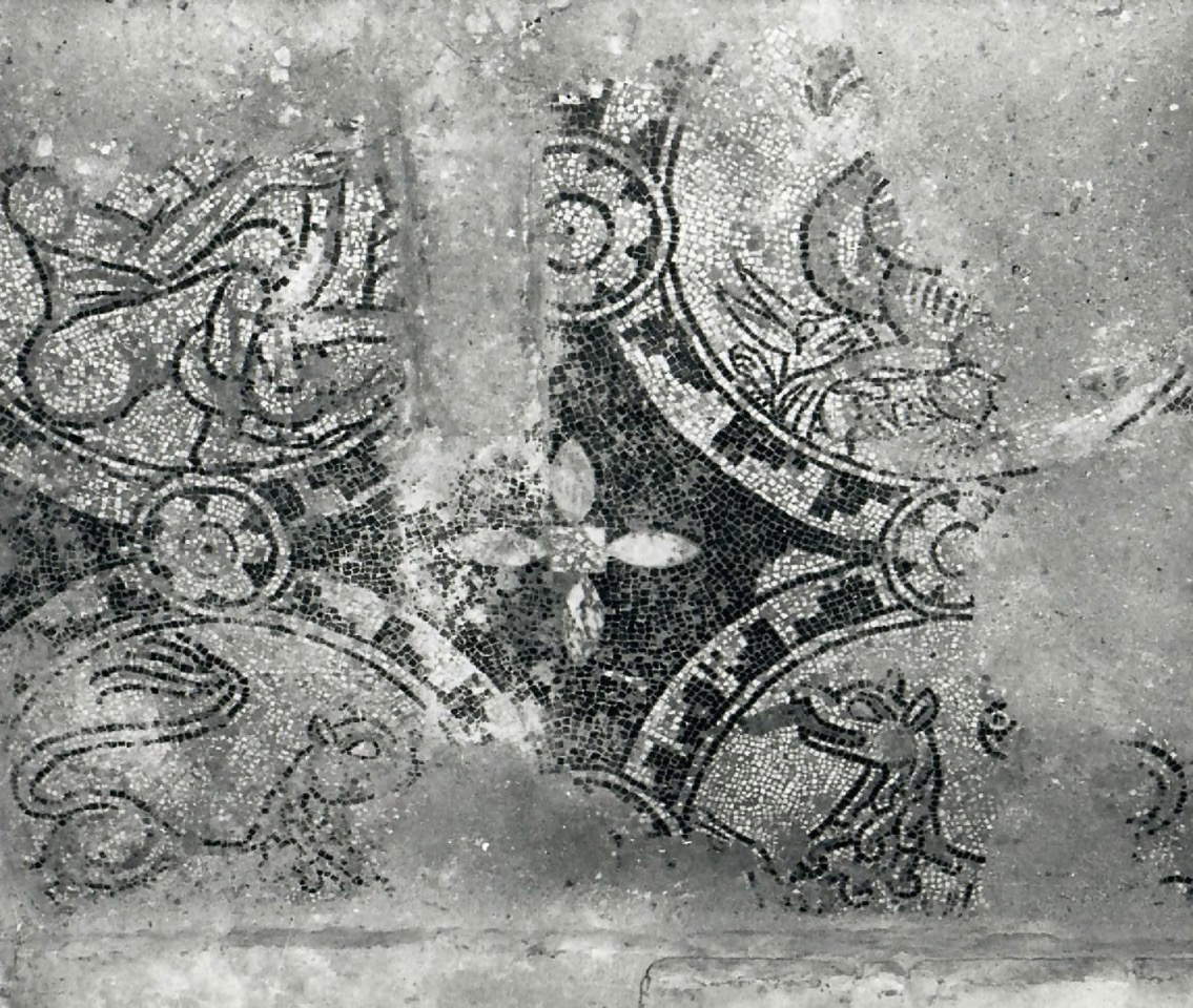 Das 1151 fertiggestellte Bodenmosaik in der kleinen, primitiven Kirche Santa Maria, in der Mathilde von Canossa (+1146) beigesetzt wurde. Foto: Carlo Perini