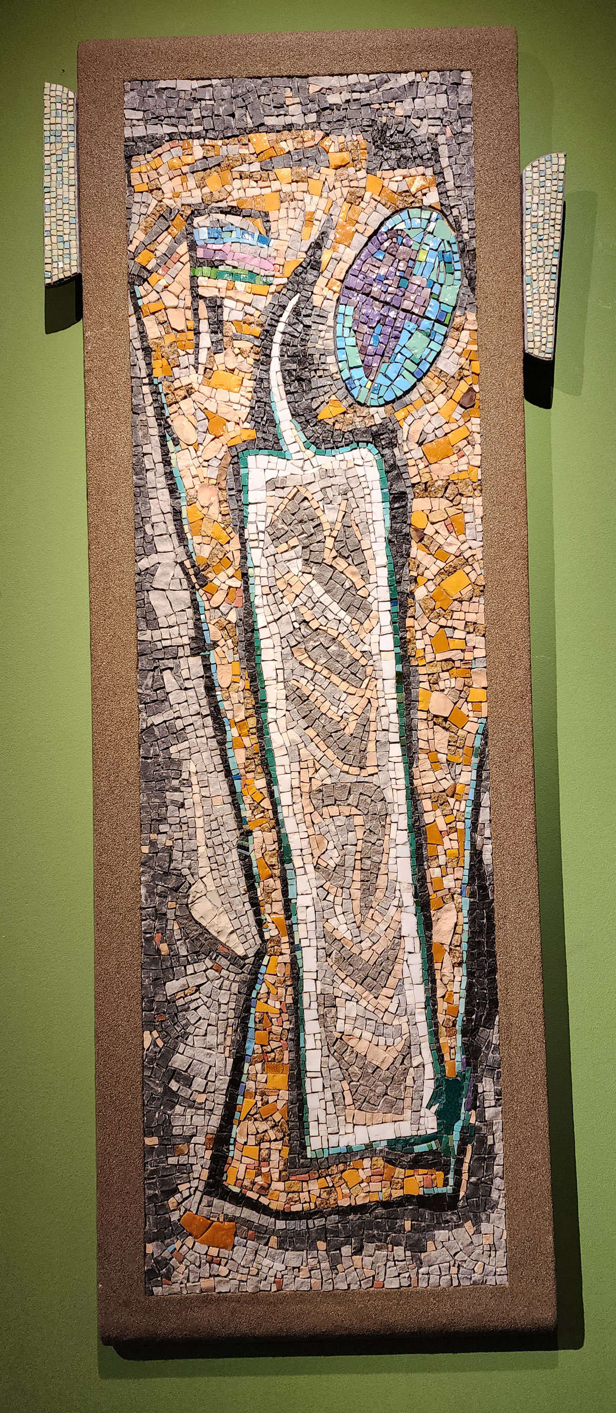 Enzo Tinarelli, Atavico mit zurückhaltender Prothese (1988; Marmor und Emaille, 167 x 67 cm plus Gusselemente) Enzo Tinarelli, Atavico mit zurückhaltender Prothese (1988; Marmor und Emaille, 167 x 67 cm plus Gusselemente)
