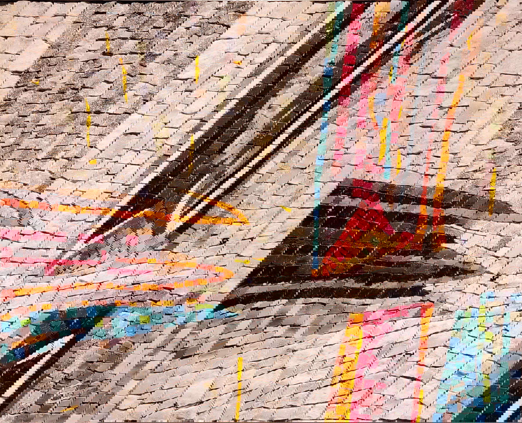 Enzo Tinarelli, Inseln (2018; Marmor und Emaille, 38 x 47 cm) Enzo Tinarelli, Inseln (2018; Marmor und Emaille, 38 x 47 cm)