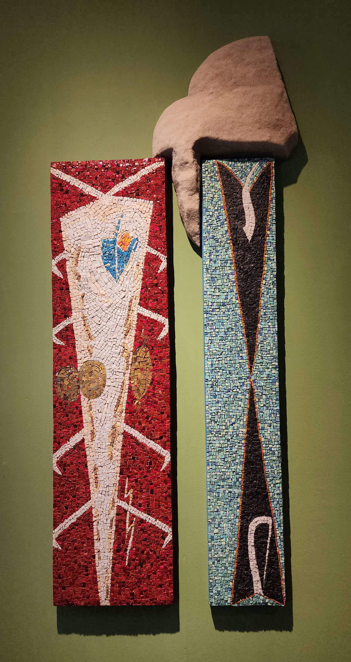 Enzo Tinarelli, Die formschöne, sich abzeichnende Zyste, die vom Blinddarm-Mosaik zerquetscht wird (1990; Marmor und Emaille, platre, 167 x 67 cm) Enzo Tinarelli, Die formschöne, sich abzeichnende Zyste, die vom Blinddarm-Mosaik zerquetscht wird (1990; Marmor und Emaille, platre, 167 x 67 cm)