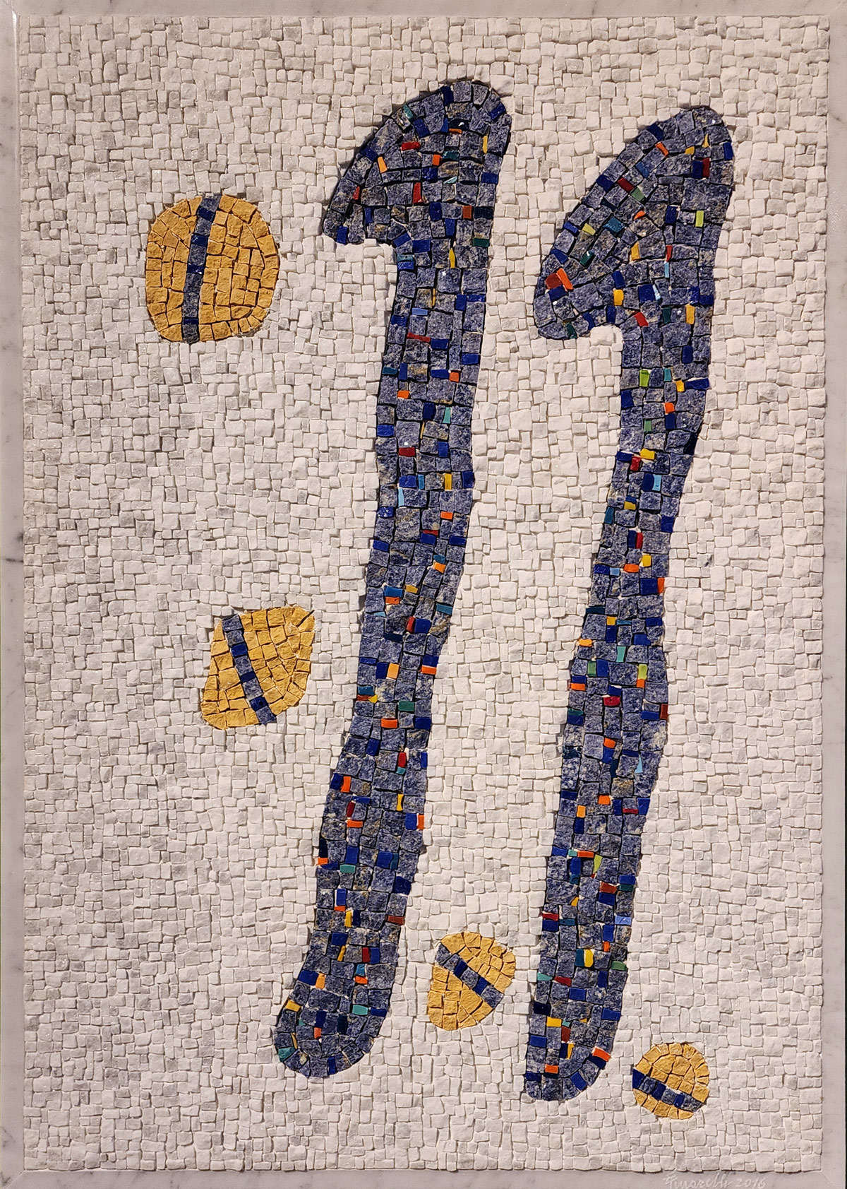 Enzo Tinarelli, Pisten in blauem Kokon (2016; Marmor und Emaille, 75,5 x 53,5 cm) Enzo Tinarelli, Pisten in blauem Kokon (2016; Marmor und Emaille, 75,5 x 53,5 cm)
