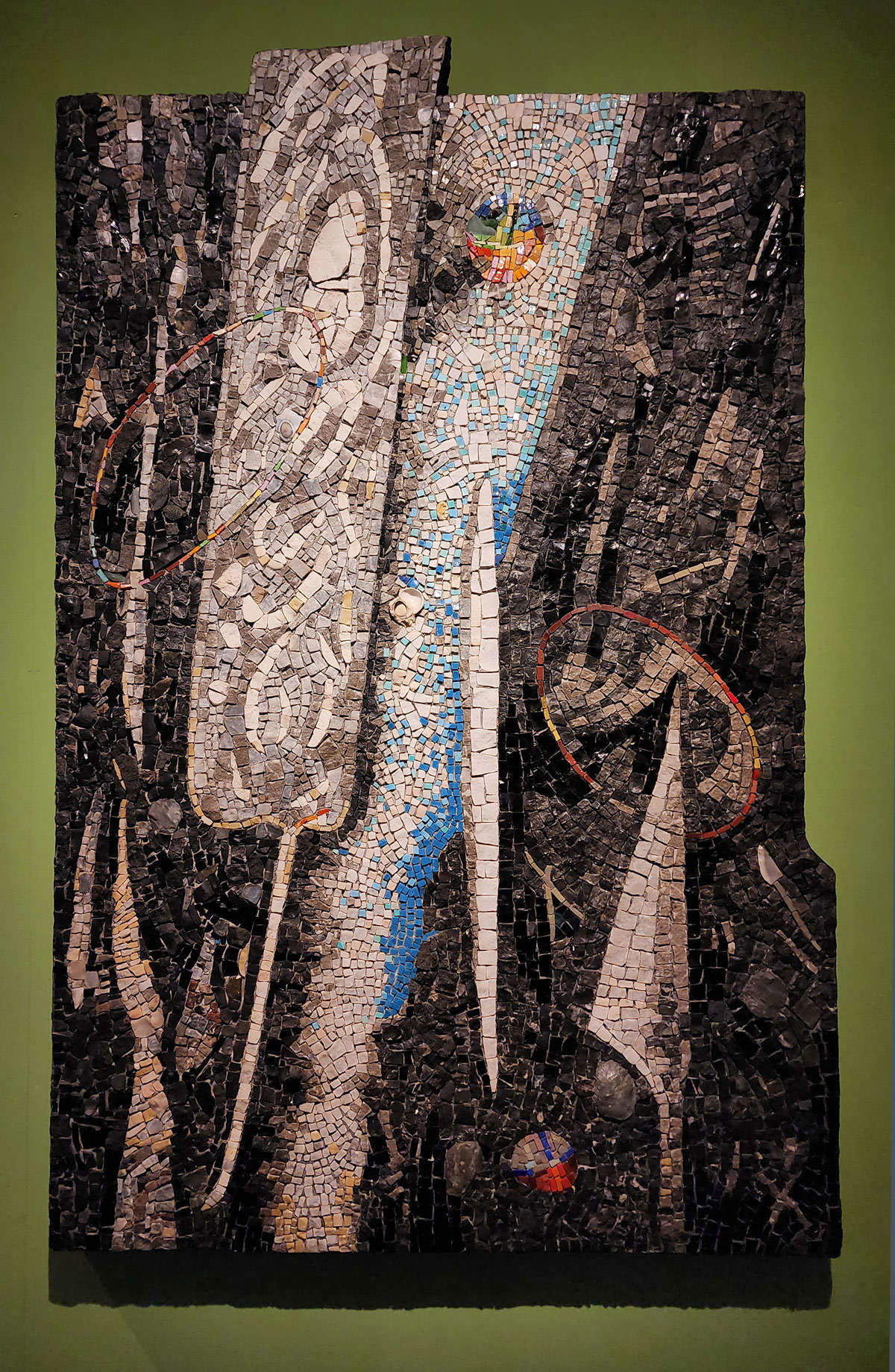 Enzo Tinarelli, Rito ritt Zaumzeug (1988; Marmor und Emaille, 129 x 83 cm) Enzo Tinarelli, Rito ritt Zaumzeug (1988; Marmor und Emaille, 129 x 83 cm)