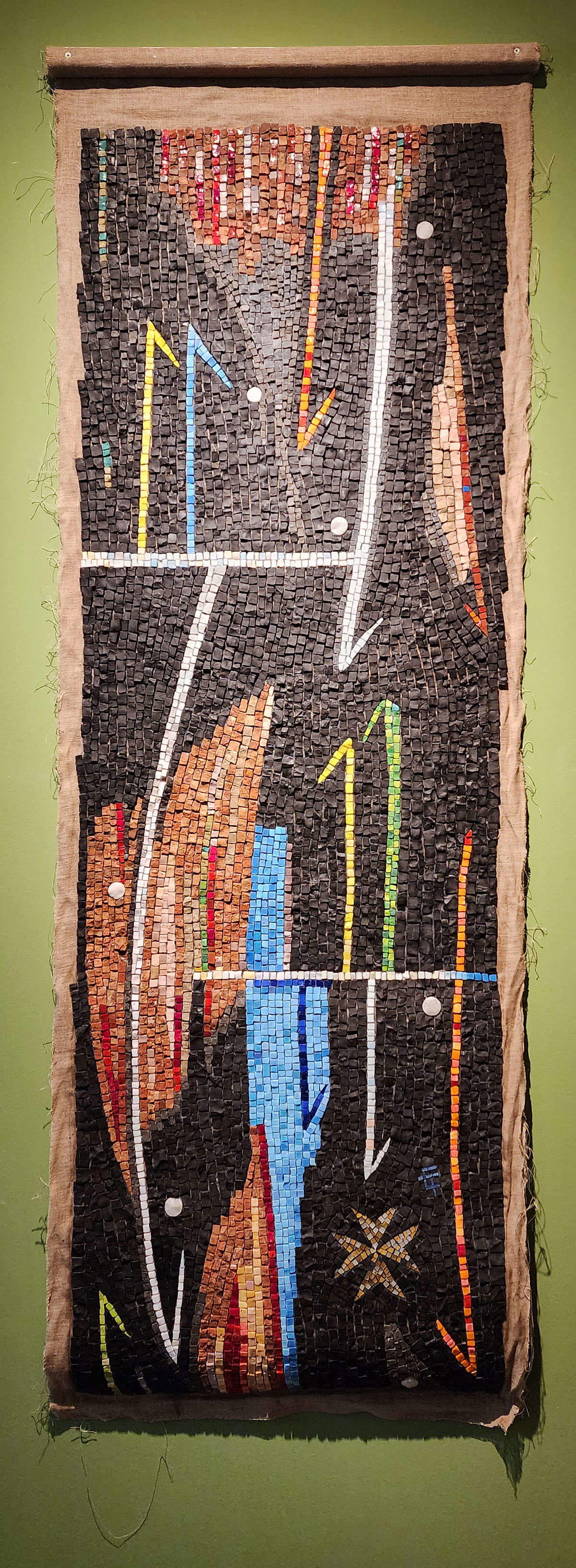 Enzo Tinarelli, Traum für Malta (2018; Marmor und Emaille, flexibles Mosaik auf Leinwand, 180 x 60 cm) Enzo Tinarelli, Traum für Malta (2018; Marmor und Emaille, flexibles Mosaik auf Leinwand, 180 x 60 cm)