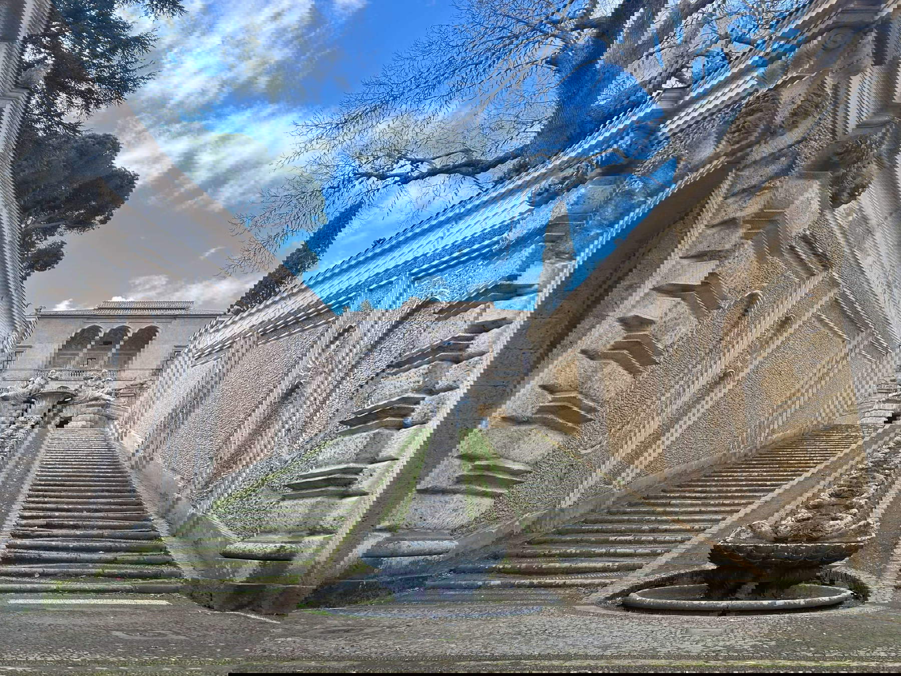 Las escaleras que suben a la Casa del Placer en los jardines