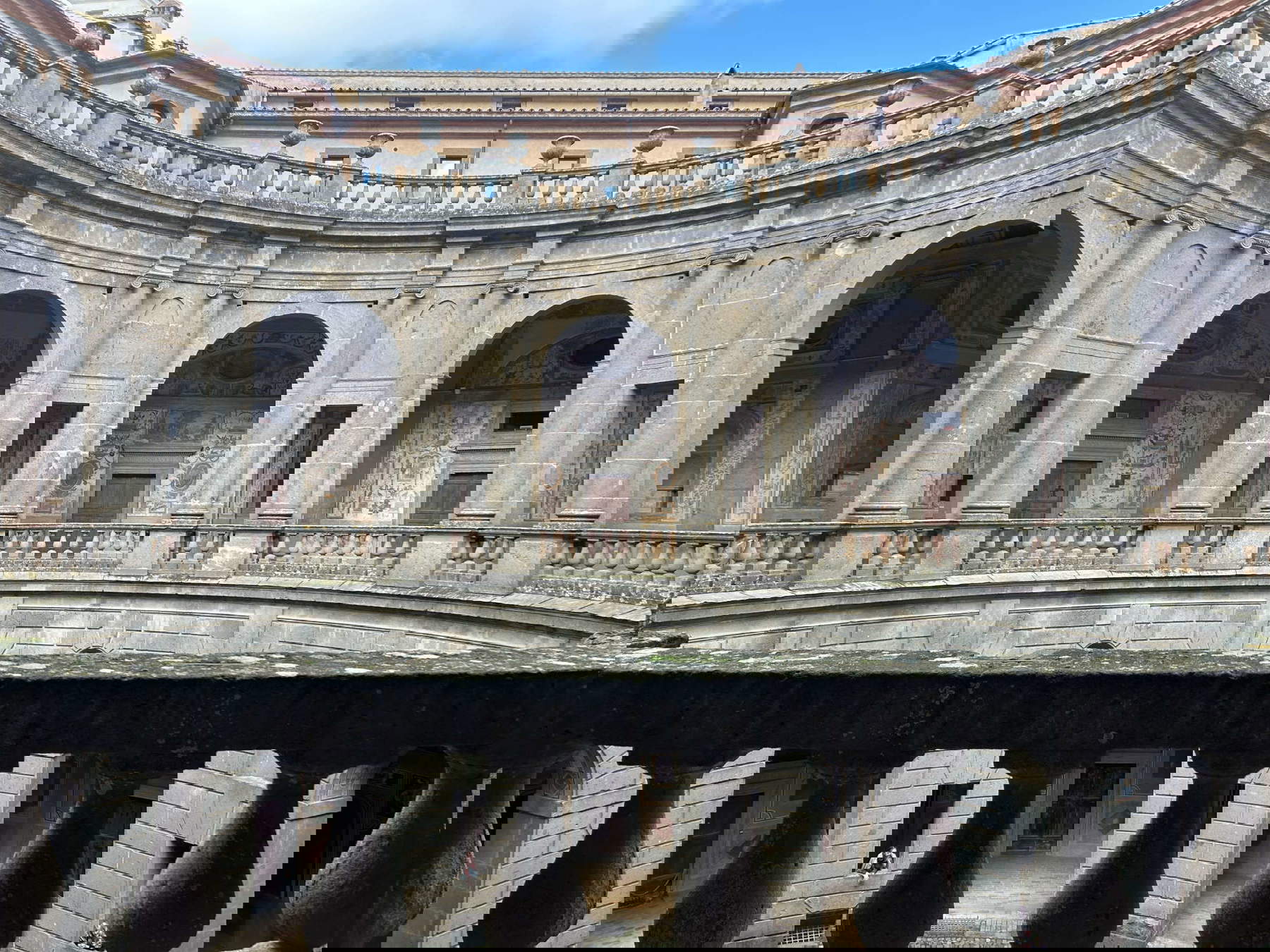 La foto del patio muestra las dependencias privadas apartadas de la logia