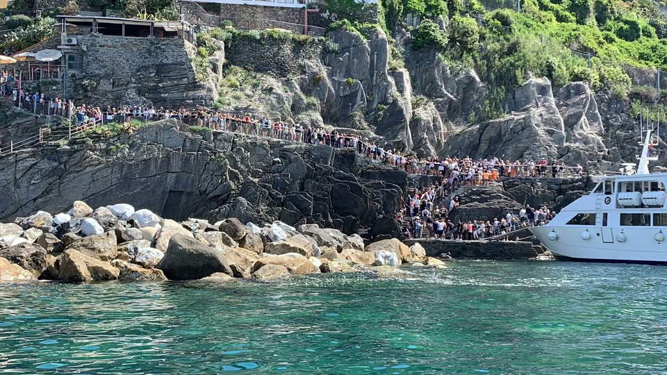 Multitudes en los senderos de Riomaggiore. Foto: Ugo Gabaldi Multitudes en los senderos de Riomaggiore. Foto: Ugo Gabaldi
