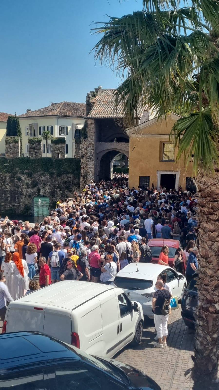 La multitud en Sirmione. Foto: Gaetano Franchini / Eres de Sirmione si La multitud en Sirmione. Foto: Gaetano Franchini / Eres de Sirmione si