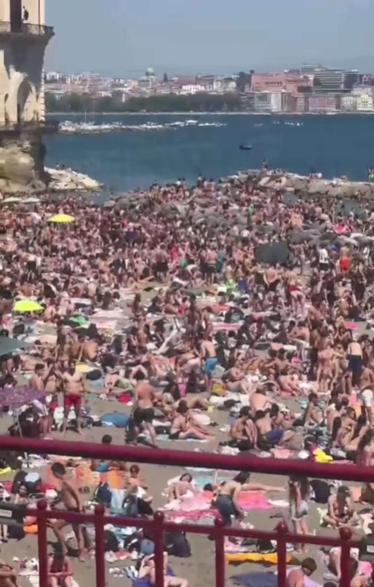 Multitud en el Lido delle Monache, Nápoles. Foto: Francesco Emilio Borrelli Multitud en el Lido delle Monache, Nápoles. Foto: Francesco Emilio Borrelli