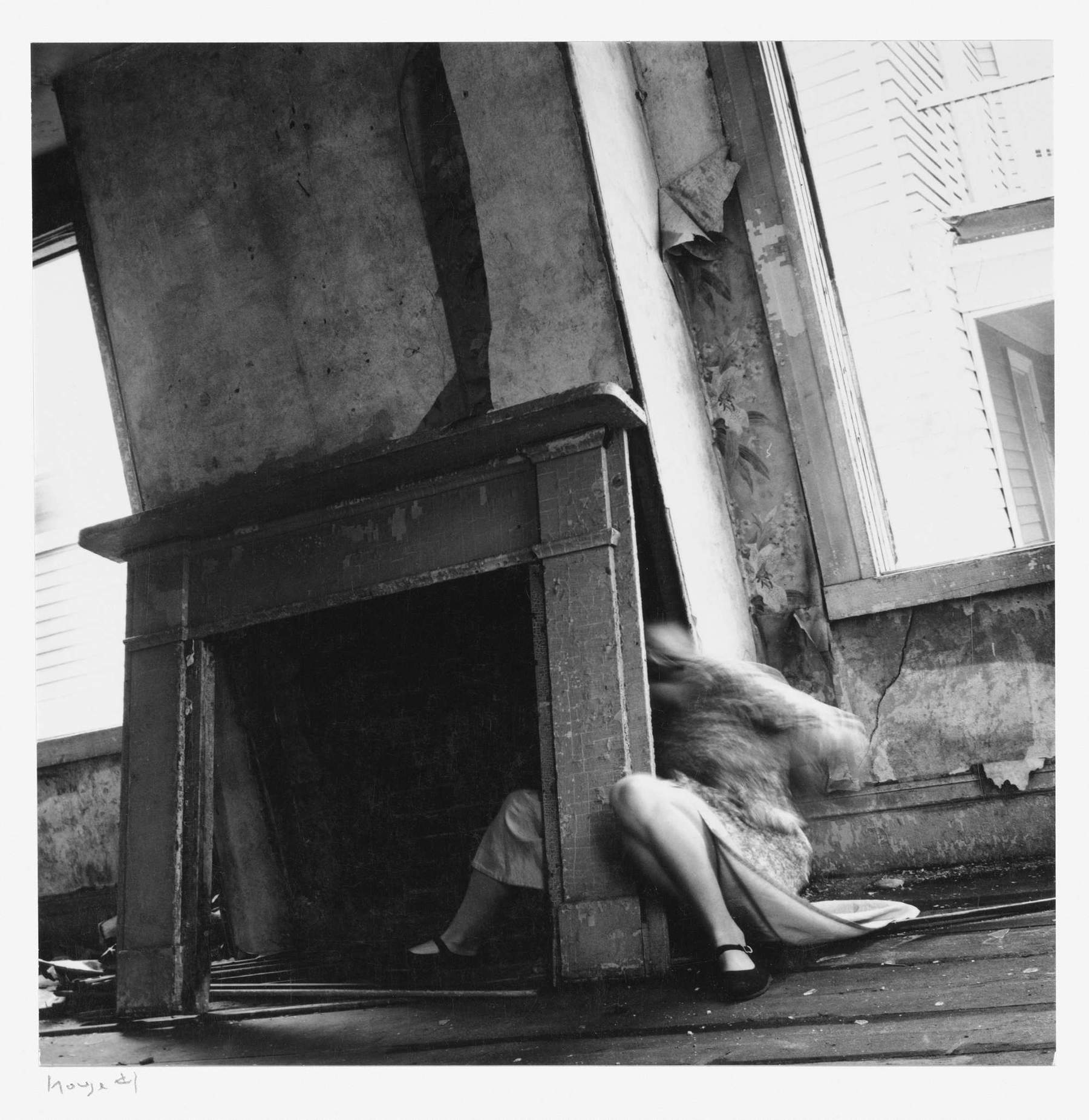 Francesca Woodman, House #4, Providence, Rhode Island (1976; fotografia alla gelatina d'argento, 14,6 x 14,6 cm). © George and Betty Woodman Francesca Woodman, House #4, Providence, Rhode Island (1976; fotografia alla gelatina d'argento, 14,6 x 14,6 cm). © George and Betty Woodman