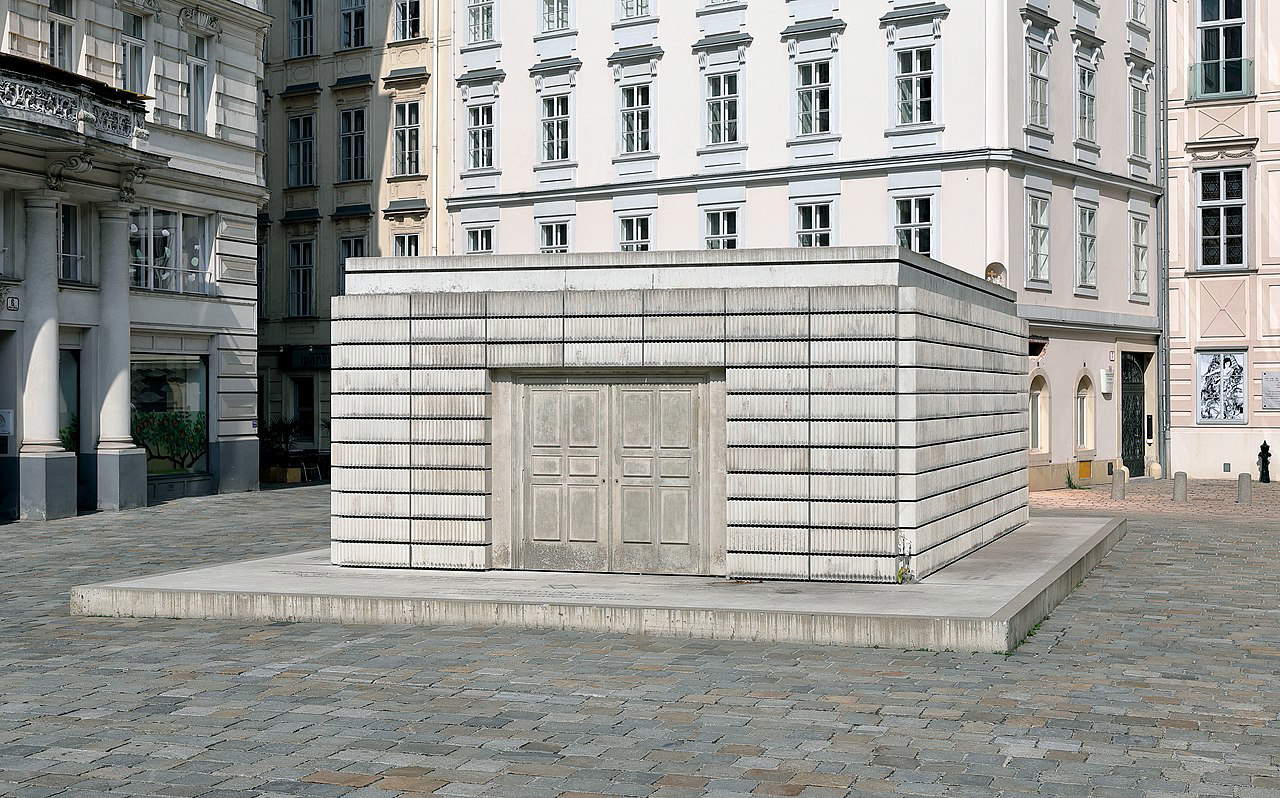 Rachel Whiteread, Judenplatz Holocaust Memorial (2000 ; béton et acier, 10 x 7 m ; Vienne, Judenplatz). Photo : C.Stadler/Bwag
 Rachel Whiteread, Judenplatz Holocaust Memorial (2000 ; béton et acier, 10 x 7 m ; Vienne, Judenplatz). Photo : C.Stadler/Bwag