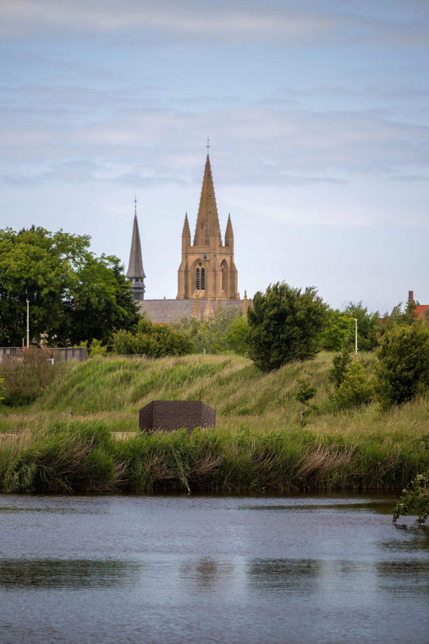 Selva Aparicio, At rest (2023-2024 ; bronze, acier corten, béton, 284 x 60 x 200 cm ; Nieuwpoort, Koolhofput). Photo : Filip Claessens
 Selva Aparicio, At rest (2023-2024 ; bronze, acier corten, béton, 284 x 60 x 200 cm ; Nieuwpoort, Koolhofput). Photo : Filip Claessens
