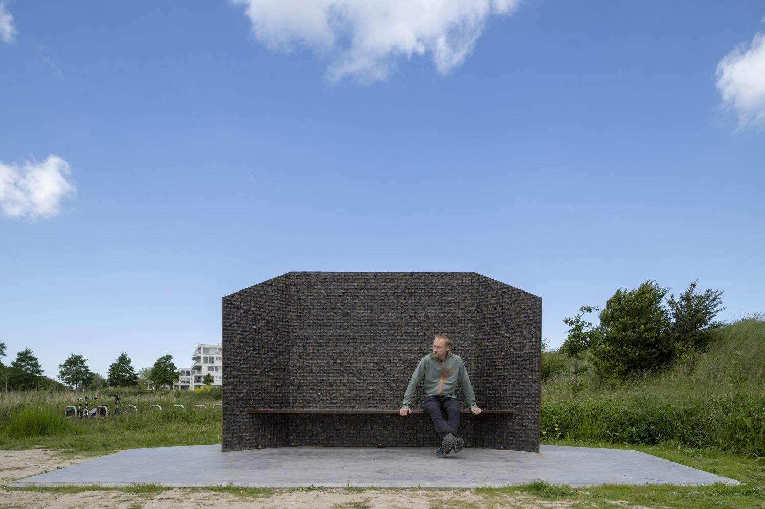 Selva Aparicio, At rest (2023-2024 ; bronze, acier corten, béton, 284 x 60 x 200 cm ; Nieuwpoort, Koolhofput). Photo : Filip Claessens
 Selva Aparicio, At rest (2023-2024 ; bronze, acier corten, béton, 284 x 60 x 200 cm ; Nieuwpoort, Koolhofput). Photo : Filip Claessens
