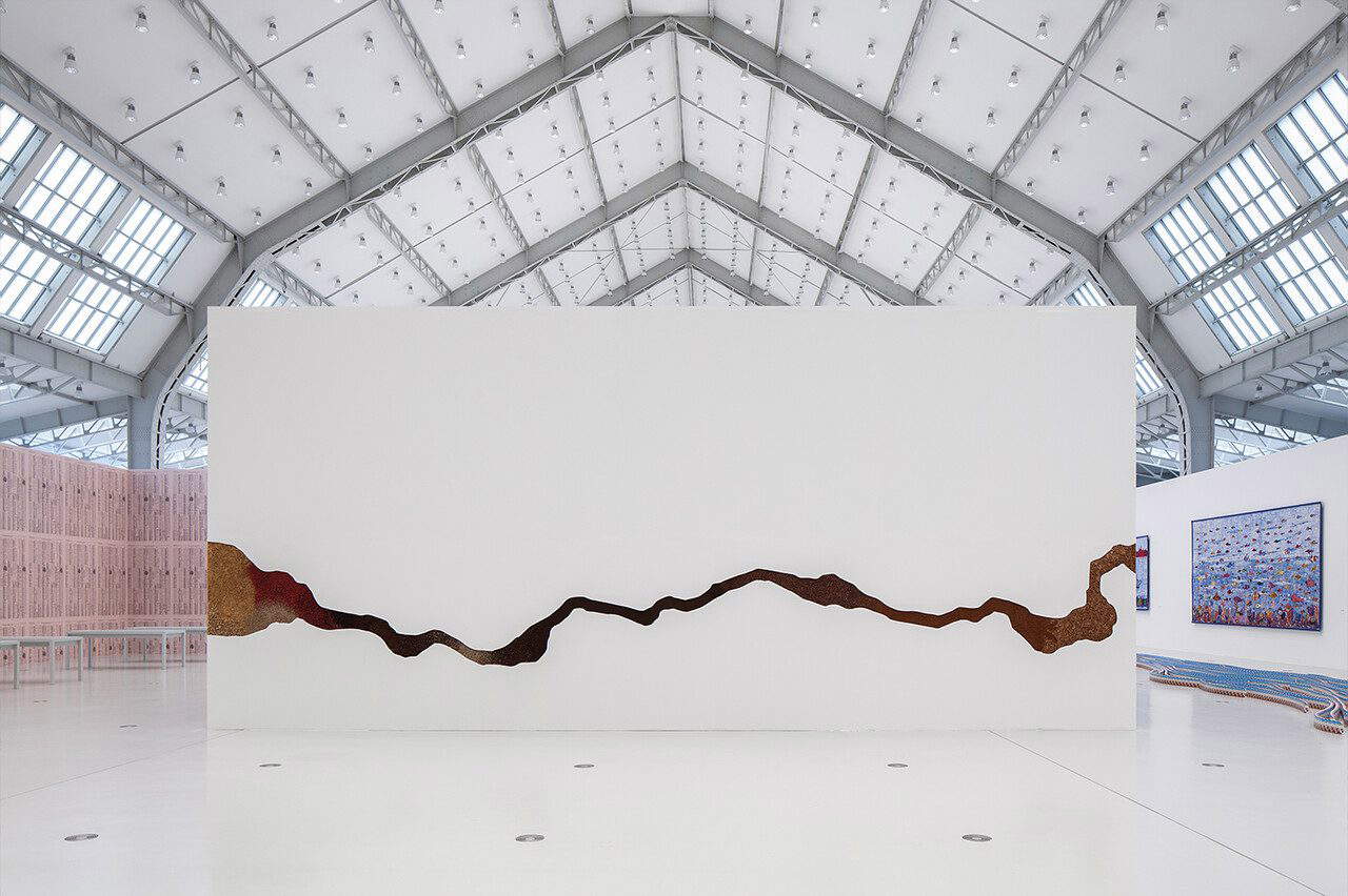 Otobong Nkanga, Anamnesis (2015; Sperrholz, Gaze, Kaffee, Tee, Gewürze, Kakao, Rohtabak, Torf, 574 x 144 cm). Installationsansicht bei Streamline, Deichtorhallen, Hamburg, 2015