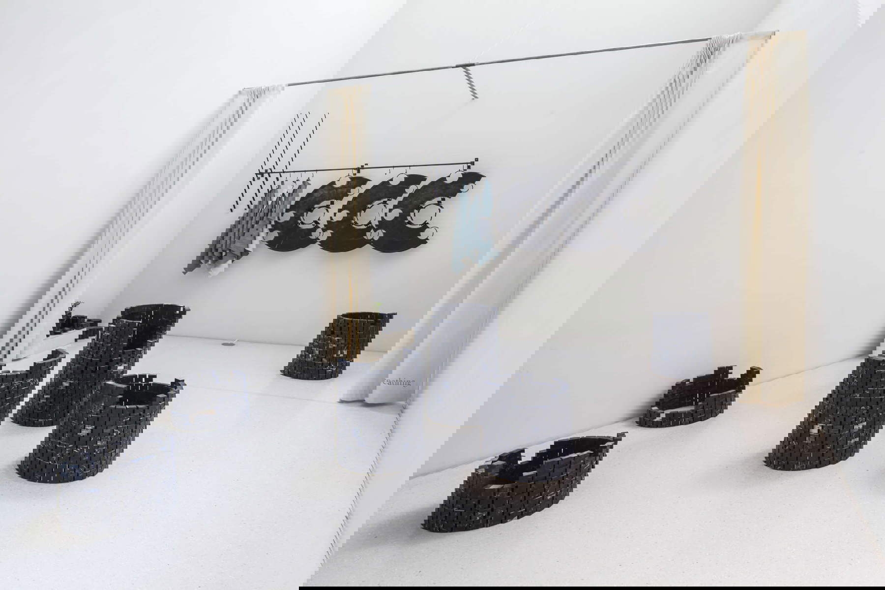 Otobong Nkanga, Carved to flow (2017; Installation). Installationsansicht auf der documenta 14, Kassel, Neue Galerie. Foto: Liz Eve