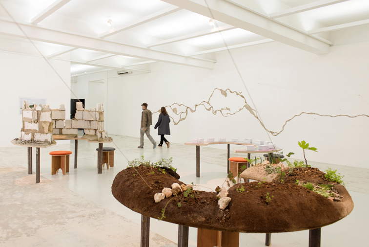 Otobong Nkanga, Landversation (2014; Installation). Ansicht der Installation in Dhaka, Bangladesch, 2020