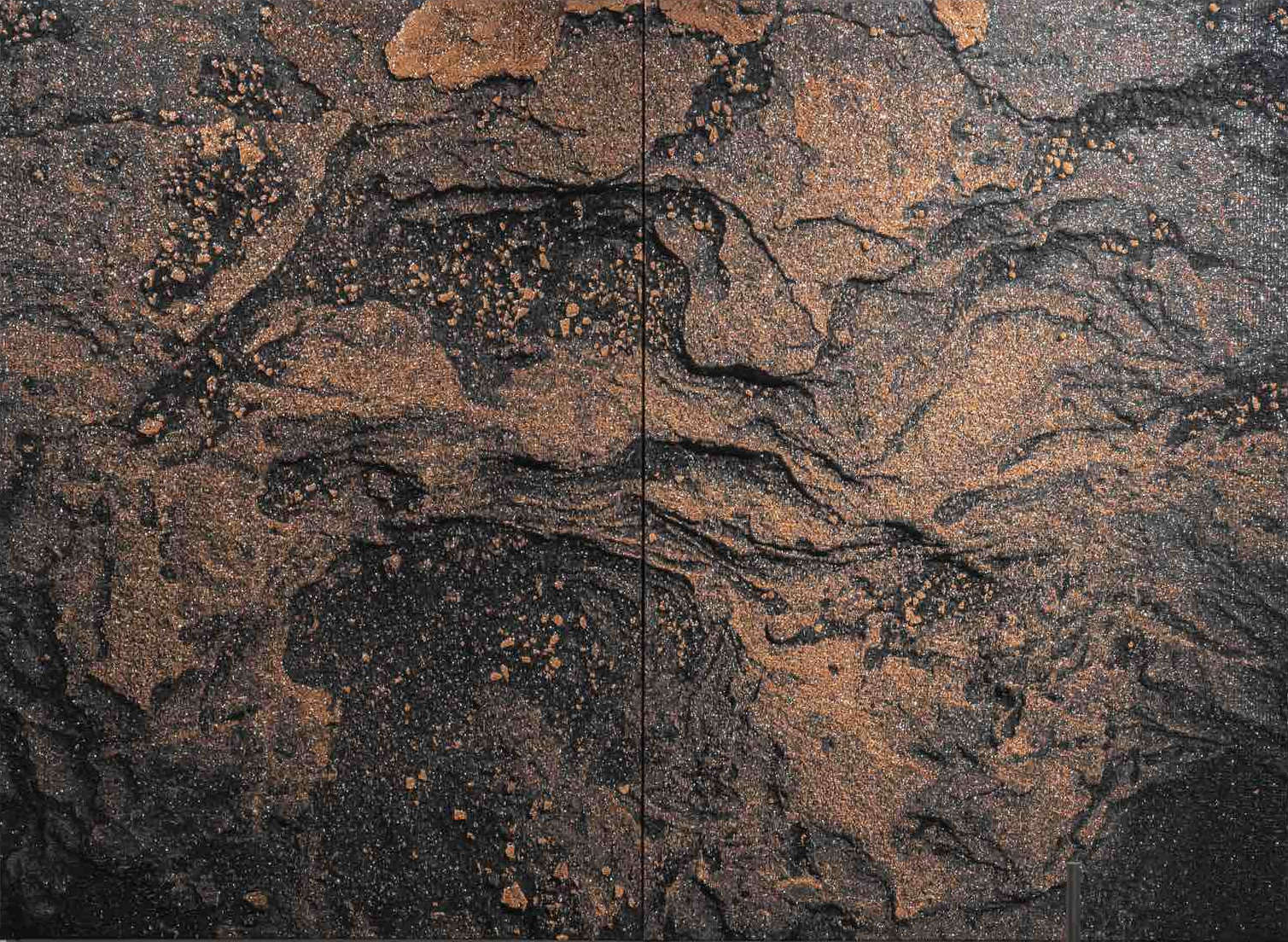 Otobong Nkanga, Steel to Rust (2016; gewebter Stoff aus Leinen, Polyester, Merinowolle, Viskose, Verdi-Gummi, reflektierendes Garn auf Aluminiumrahmen, zwei Teile). Foto: &Oslash;ystein Thorvaldsen