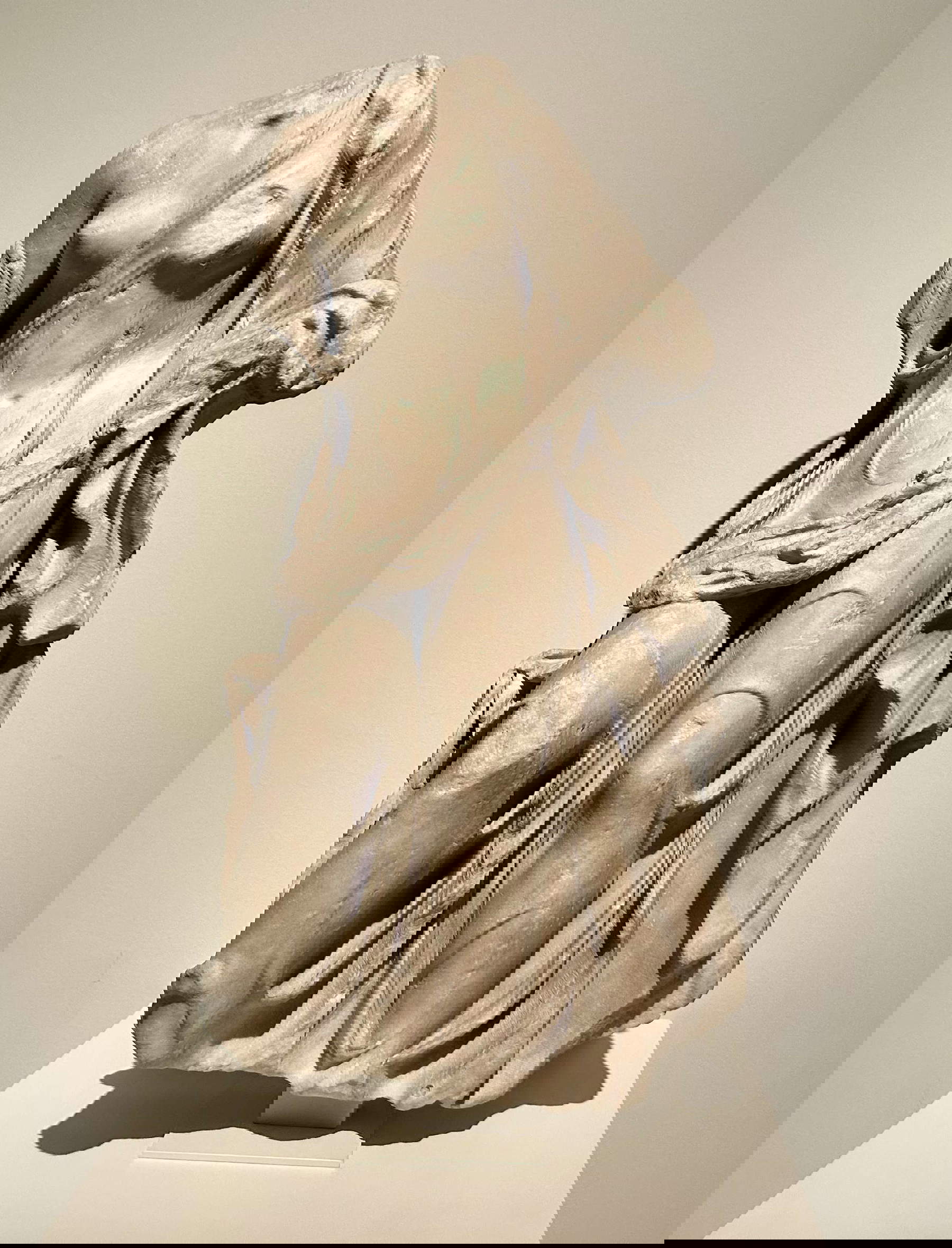 Timoteo (atribuido a), Figura femenina con drapeado (375-350 a.C.; mármol; Londres, Royal Academy of Arts)