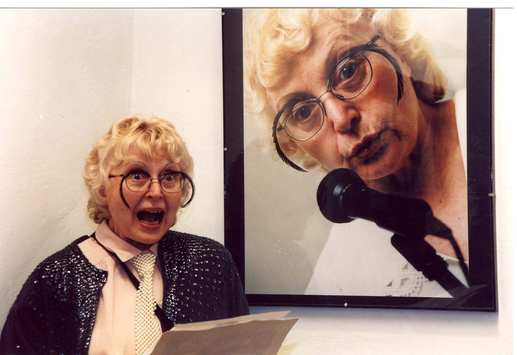 Retrato de Tomaso Binga durante la exposición Playgraphies en la Galería La Cuba d'Oro, 10 de mayo de 2001, Roma Cortesía de Tomaso Binga - Archivo Tomaso Binga