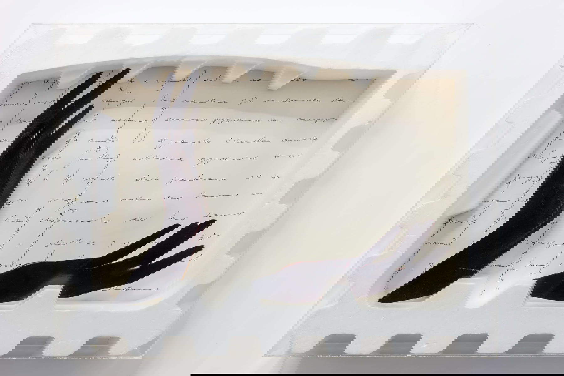 Tomaso Binga, Mani per una parabola (1973; collage y tinta sobre poliestireno, plexiglás, 50 &times; 66 &times; 9,8 cm; Colección Nicoletta Fiorucci). Por concesión de Archivio Tomaso Binga, Roma y Galleria Tiziana Di Caro Nápoles