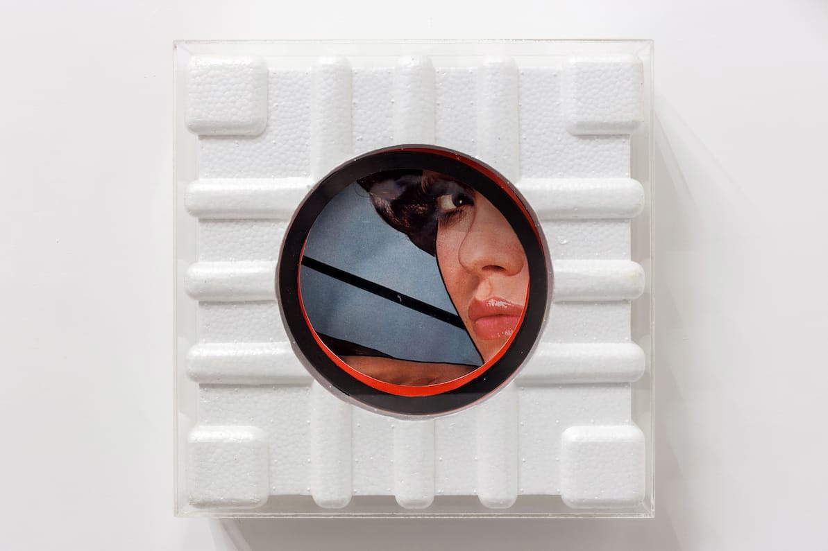 Tomaso Binga, Portilla (1972; collage sobre poliestireno, plexiglás 34 x 34,1 x 8,4 cm; Nápoles, Colección Fondazione Donnaregina de Arte Contemporáneo - Museo Madre). Adquirida con fondos del POC (Programa Operativo Complementario) Región Campania 2020. Foto &copy; Danilo Donzelli