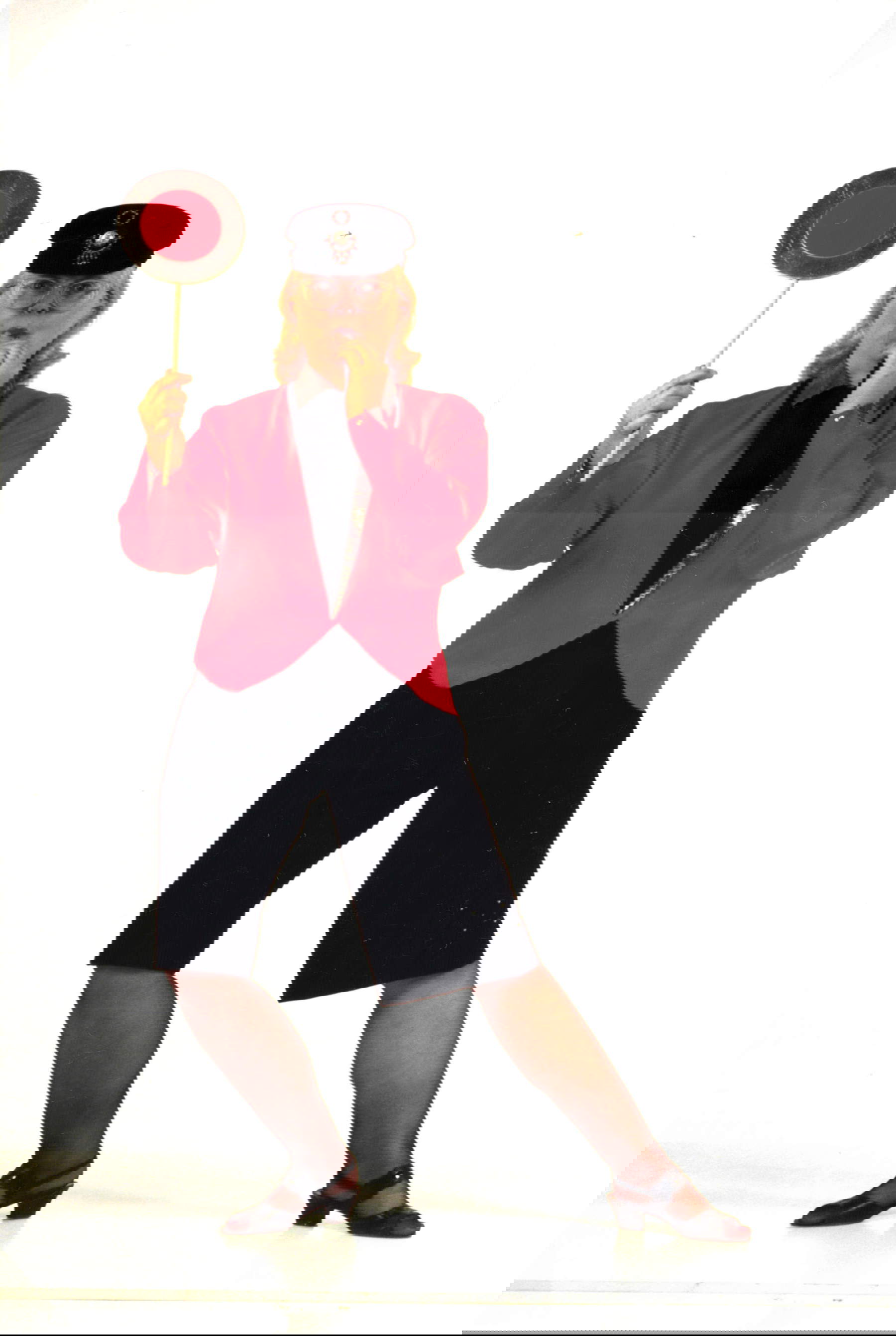 Tomaso Binga, Me gustaría ser policía de tráfico (1995; fotografía de la performance). Cortesía de Archivio Tomaso Binga, Roma.