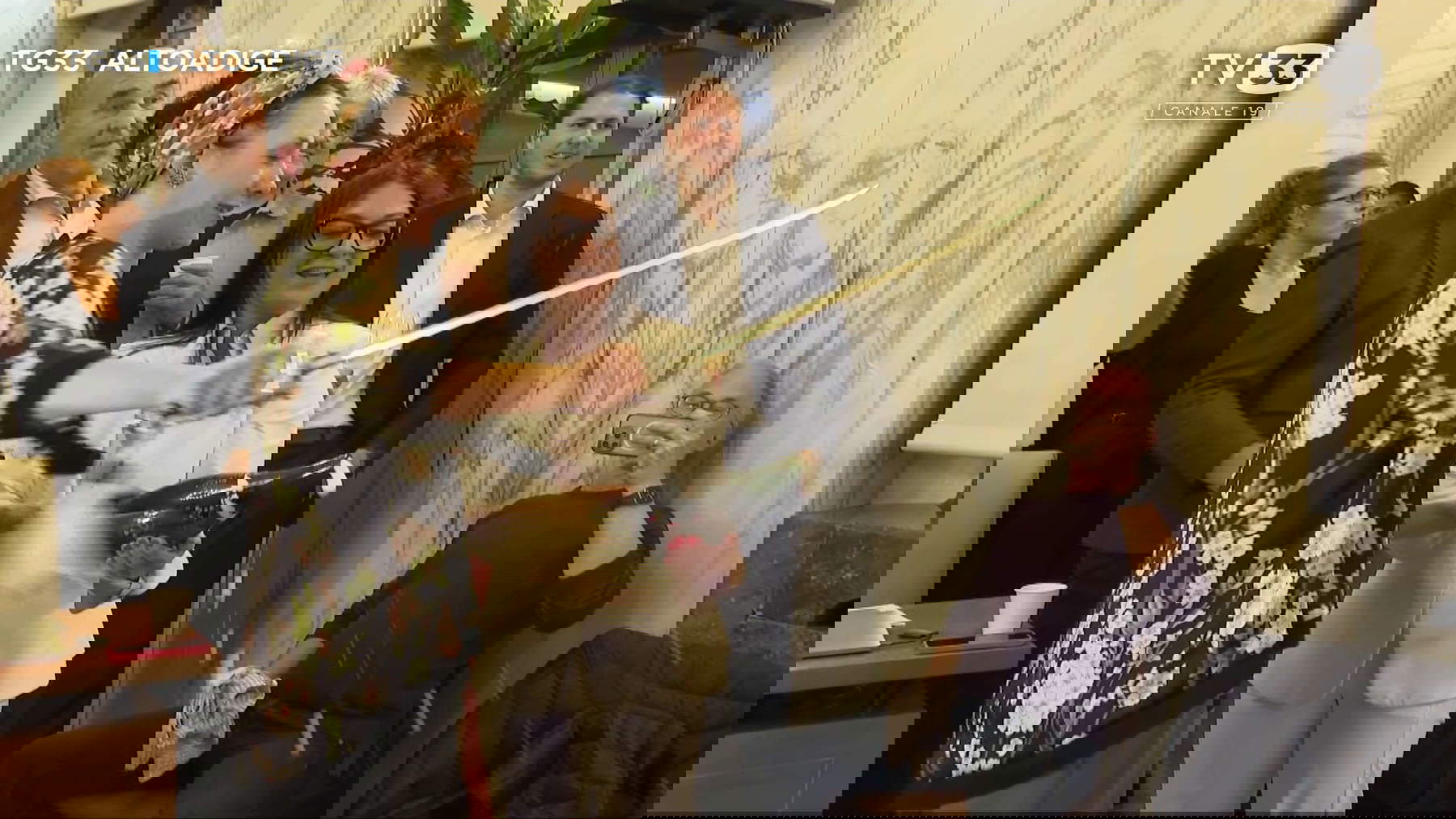 Katharina Zeller sciabola una bottiglia di spumante per festeggiare la sua elezione a sindaca