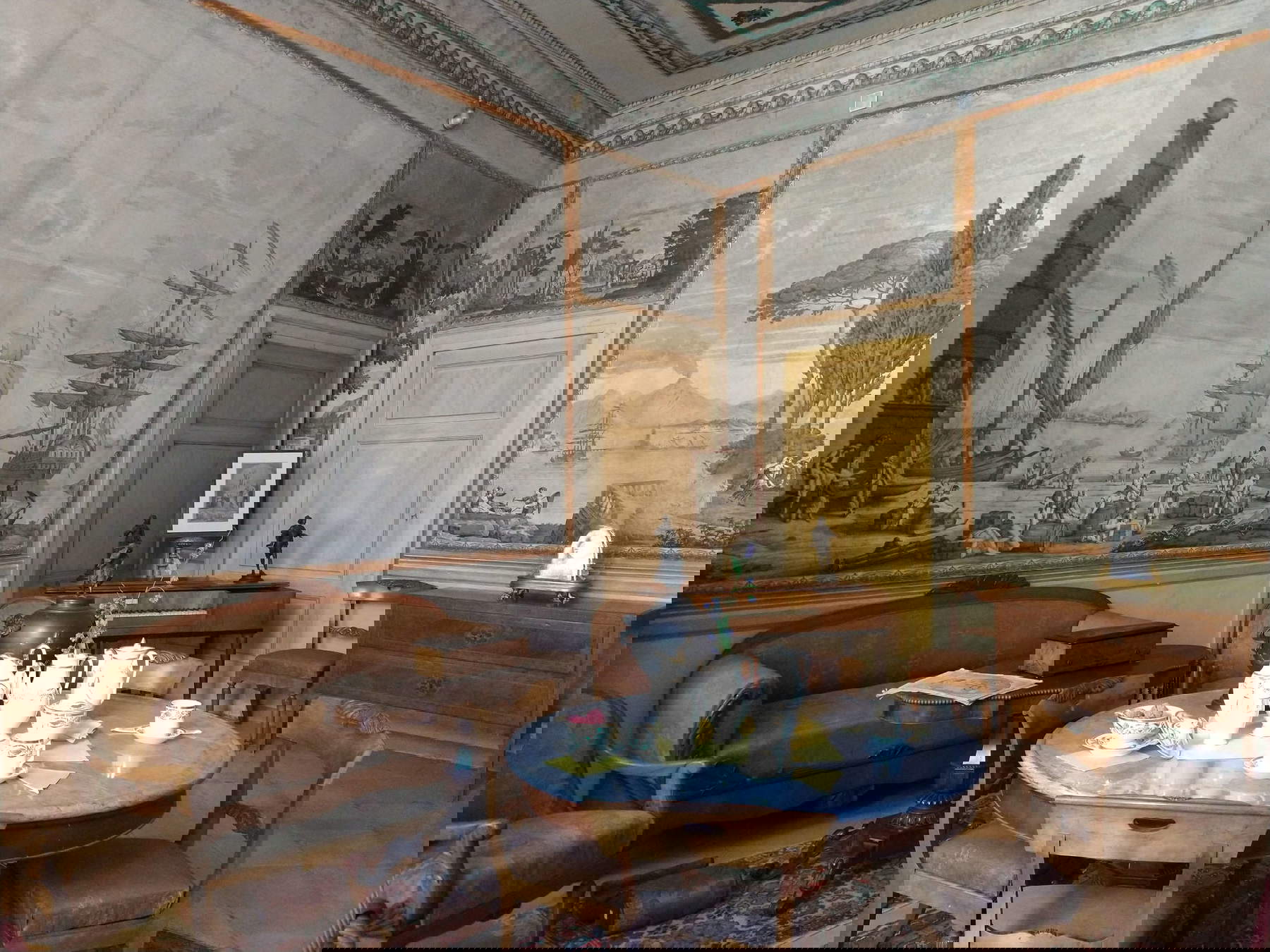 La Sala Hofer a Palazzo d'Arco. Sul fortepiano in fondo, la stampa che riproduce il monumento funebre di Hofer nella Hofkirche di Innsbruck. Foto: Finestre sull'Arte