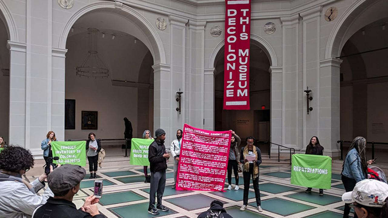 Una protesta del gruppo Decolonize This Place