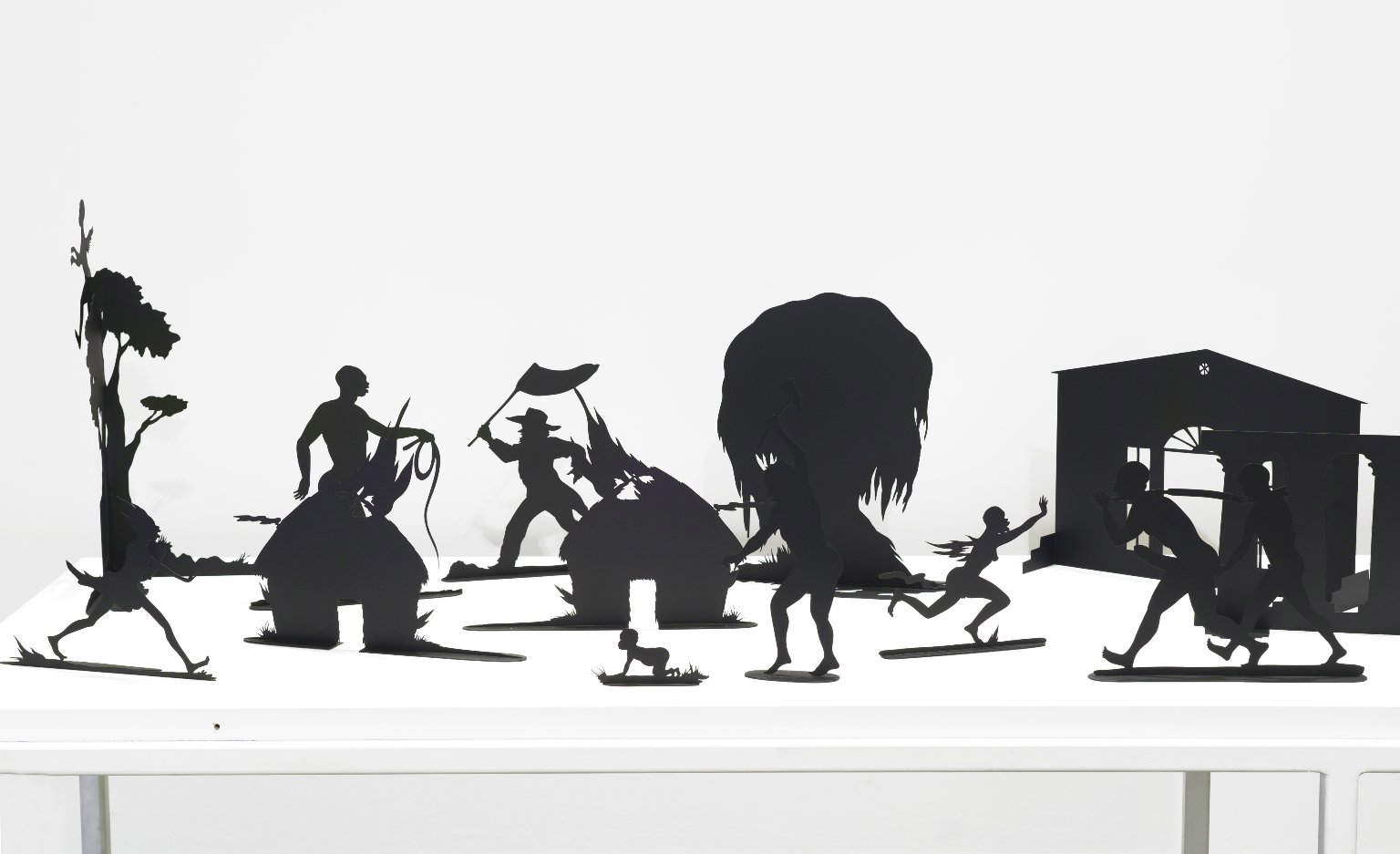 Kara Walker, Burning African Village Play Set with Big House and Lynching (2006; acciaio verniciato tagliato al laser, 61 x 97,2 x 228,6 cm; New York, Brooklyn Museum)
