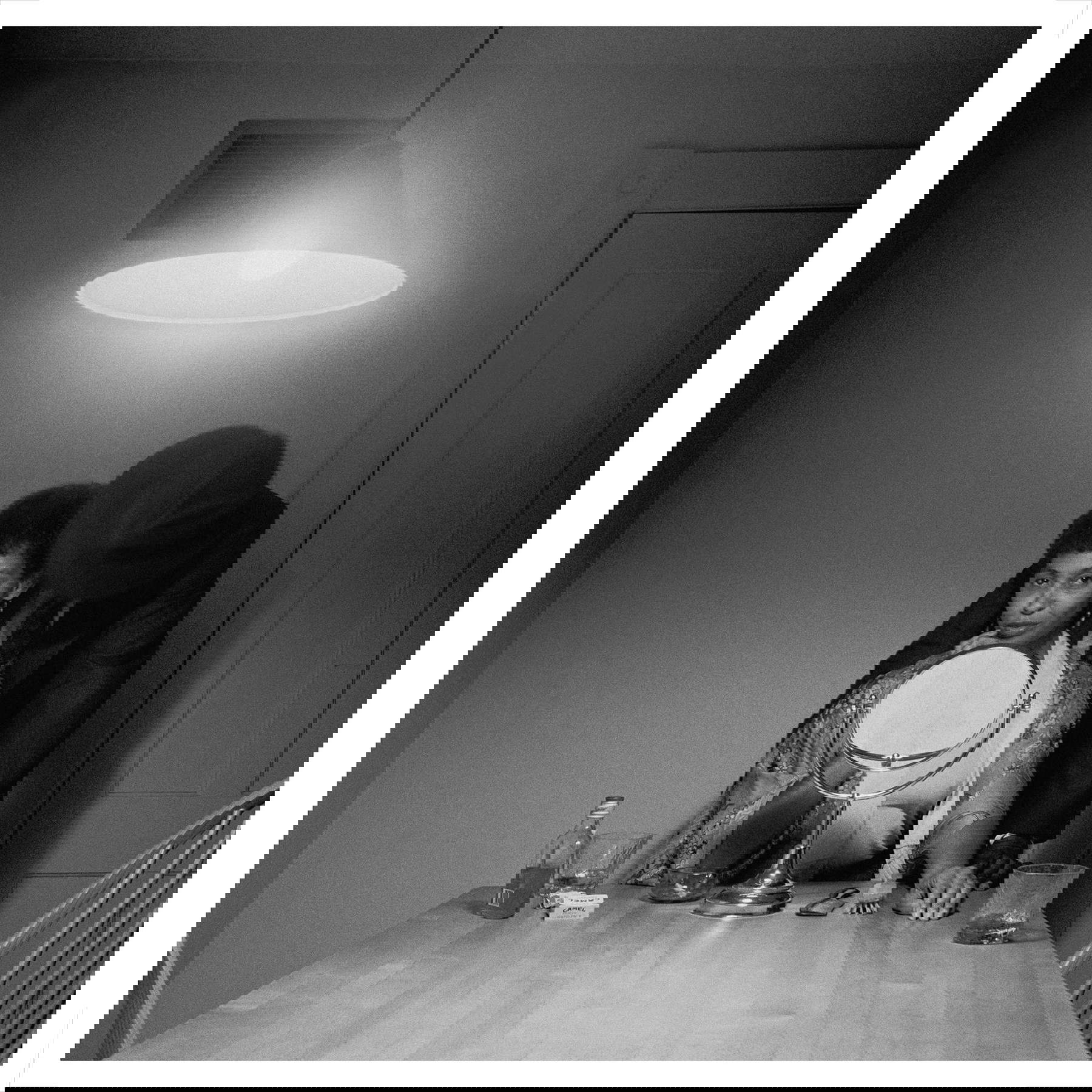 Carrie Mae Weems, Sin título (Hombre y espejo), 1990; de la serie Mesa de cocina. © Carrie Mae Weems, reproducido con permiso de la artista y de Gladstone Gallery, Nueva York, Fraenkel Gallery, San Francisco, y Galerie Barbara Thumm, Berlín. Carrie Mae Weems, Sin título (Hombre y espejo), 1990; de la serie Mesa de cocina. © Carrie Mae Weems, reproducido con permiso de la artista y de Gladstone Gallery, Nueva York, Fraenkel Gallery, San Francisco, y Galerie Barbara Thumm, Berlín.
