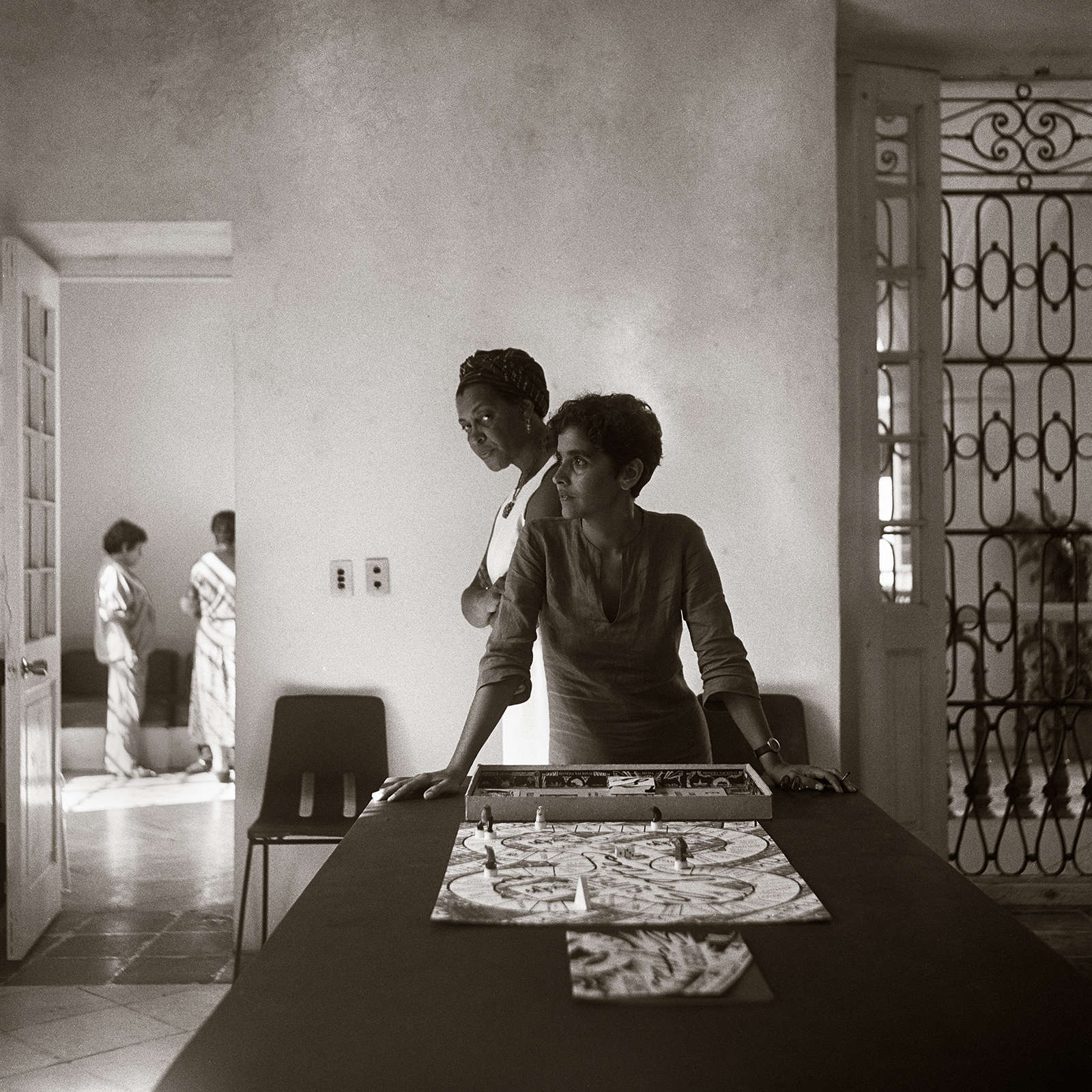 Carrie Mae Weems, Wilfredo, Laura y yo, I, 2002; de la serie Dreaming in Cuba. © Carrie Mae Weems, reproducido con permiso de la artista y de Gladstone Gallery, Nueva York, Fraenkel Gallery, San Francisco, y Galerie Barbara Thumm, Berlín. Carrie Mae Weems, Wilfredo, Laura y yo, I, 2002; de la serie Dreaming in Cuba. © Carrie Mae Weems, reproducido con permiso de la artista y de Gladstone Gallery, Nueva York, Fraenkel Gallery, San Francisco, y Galerie Barbara Thumm, Berlín.