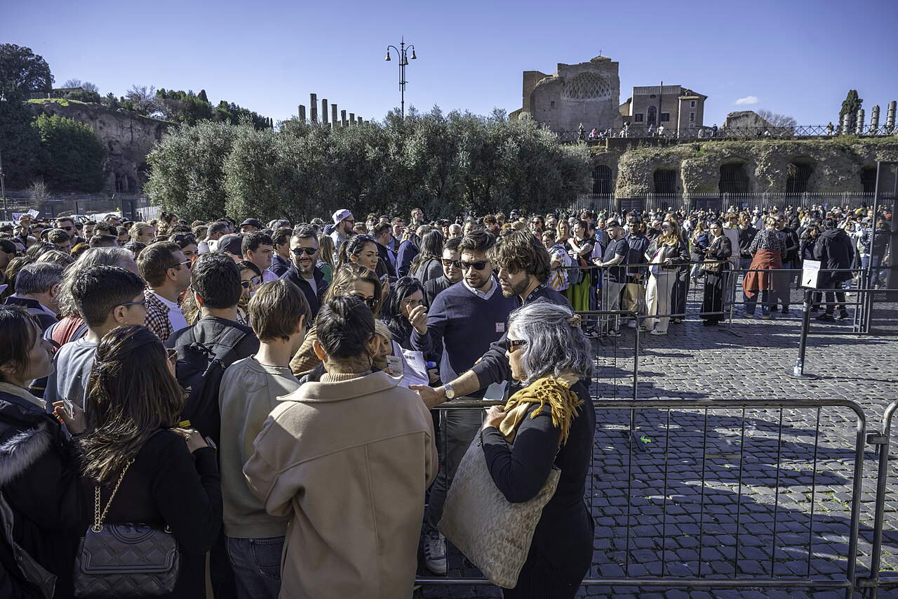 Turisti in coda per entrare al Colosseo. Foto: Wilfredo Rafael Rodriguez Hernandez